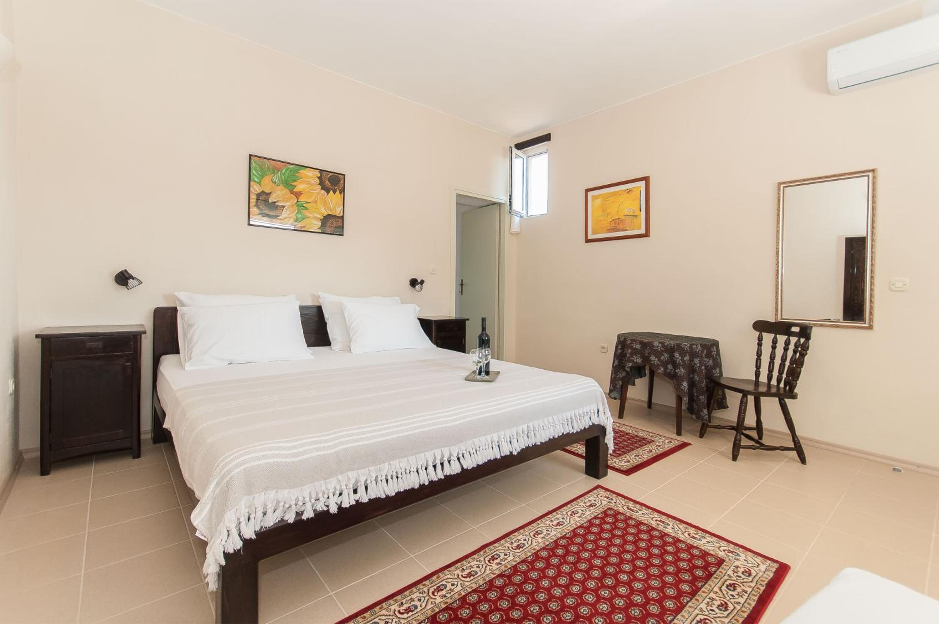 One-Bedroom Apartment - Photo 15