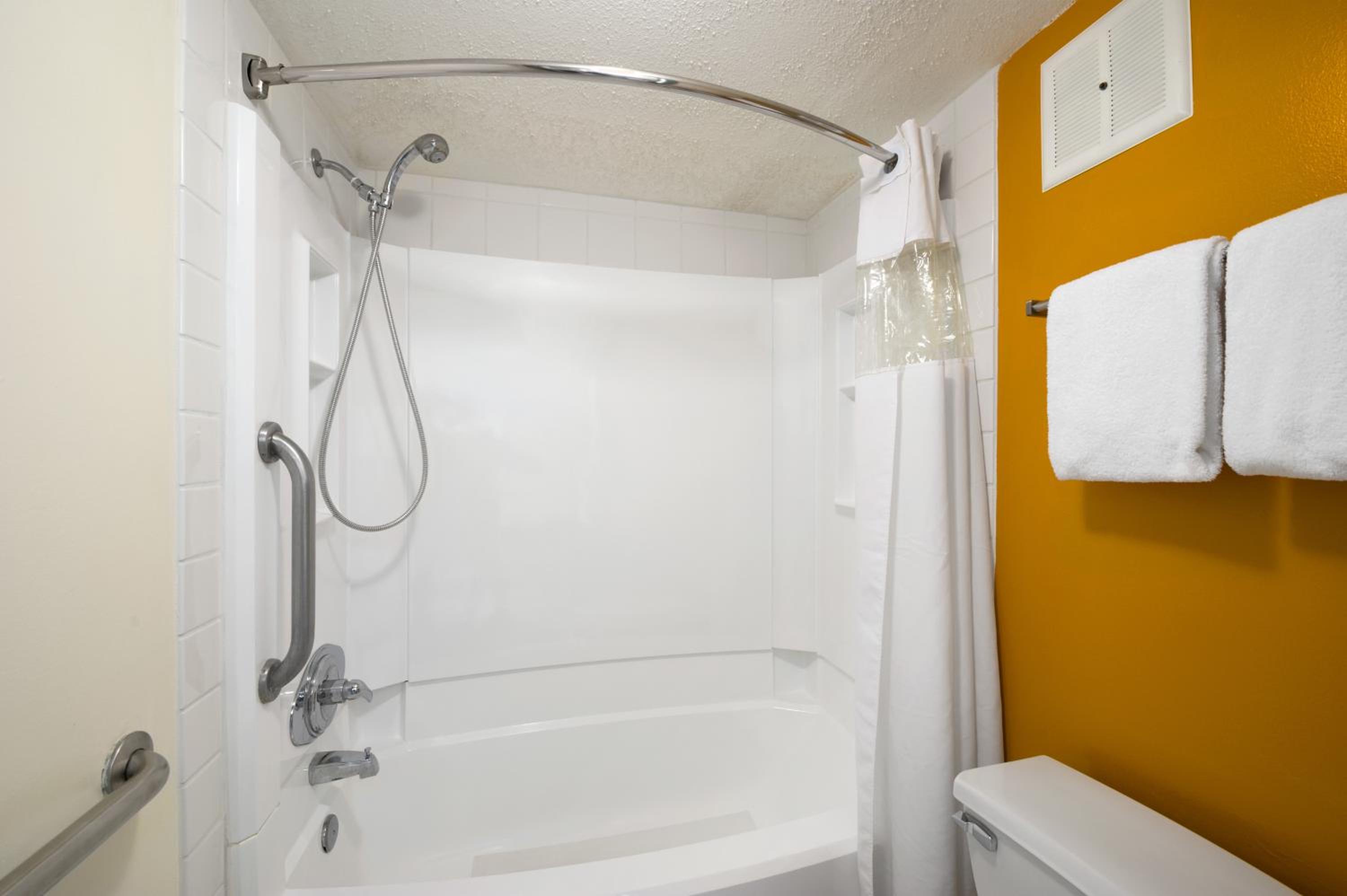 King Room with Mobility Access - Smoking - Photo 3