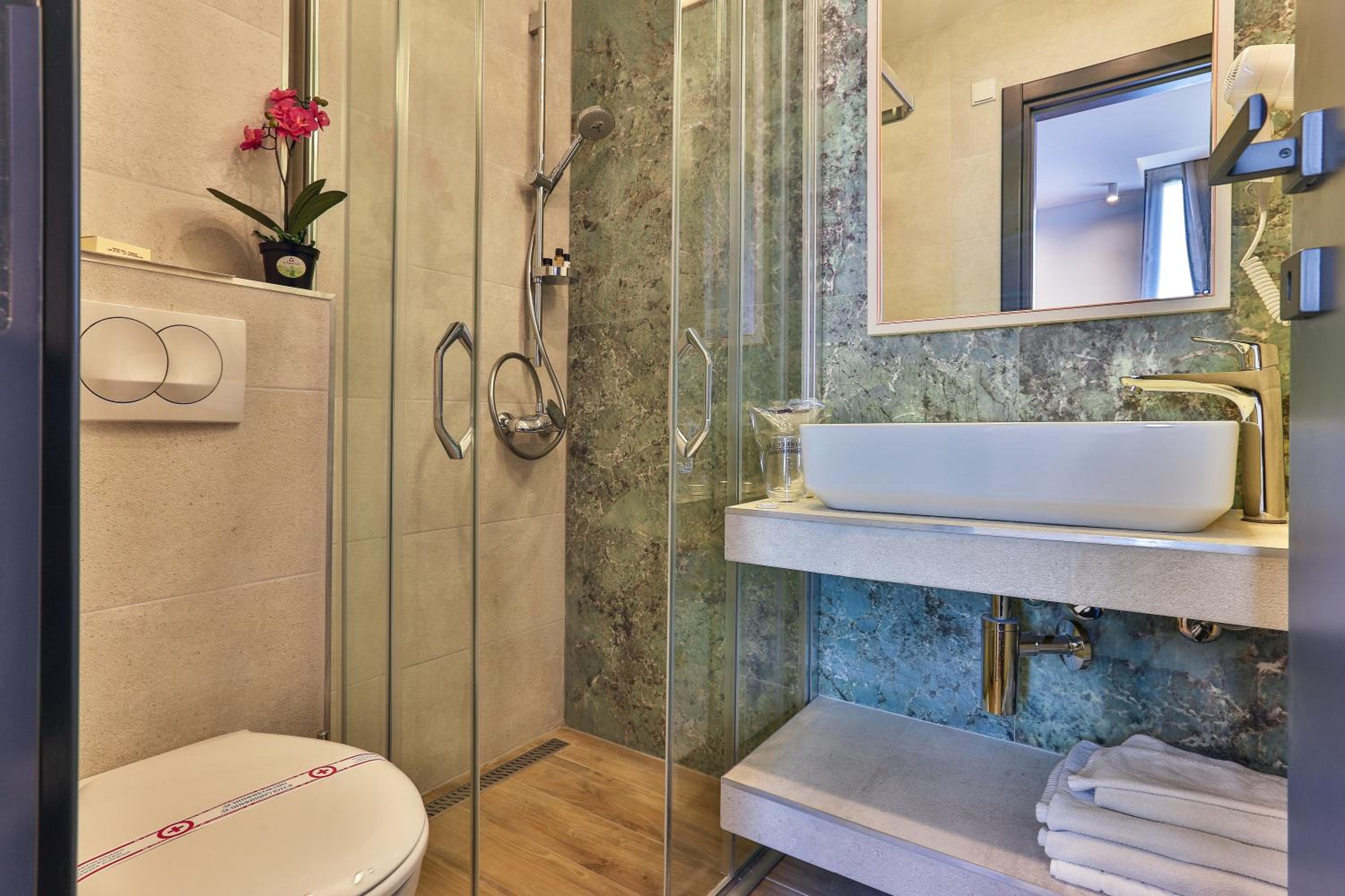 Deluxe Double Or Twin Room photo 3