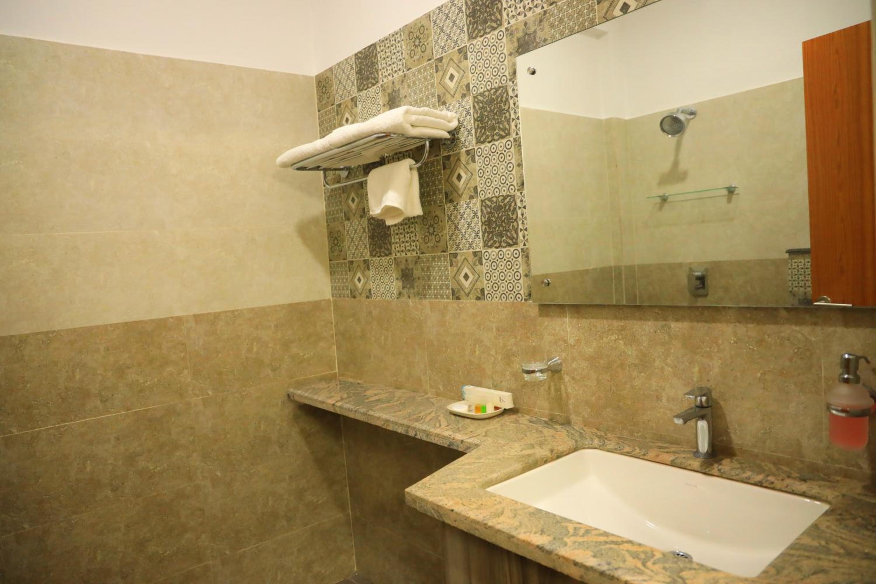 Deluxe Room - Photo 5