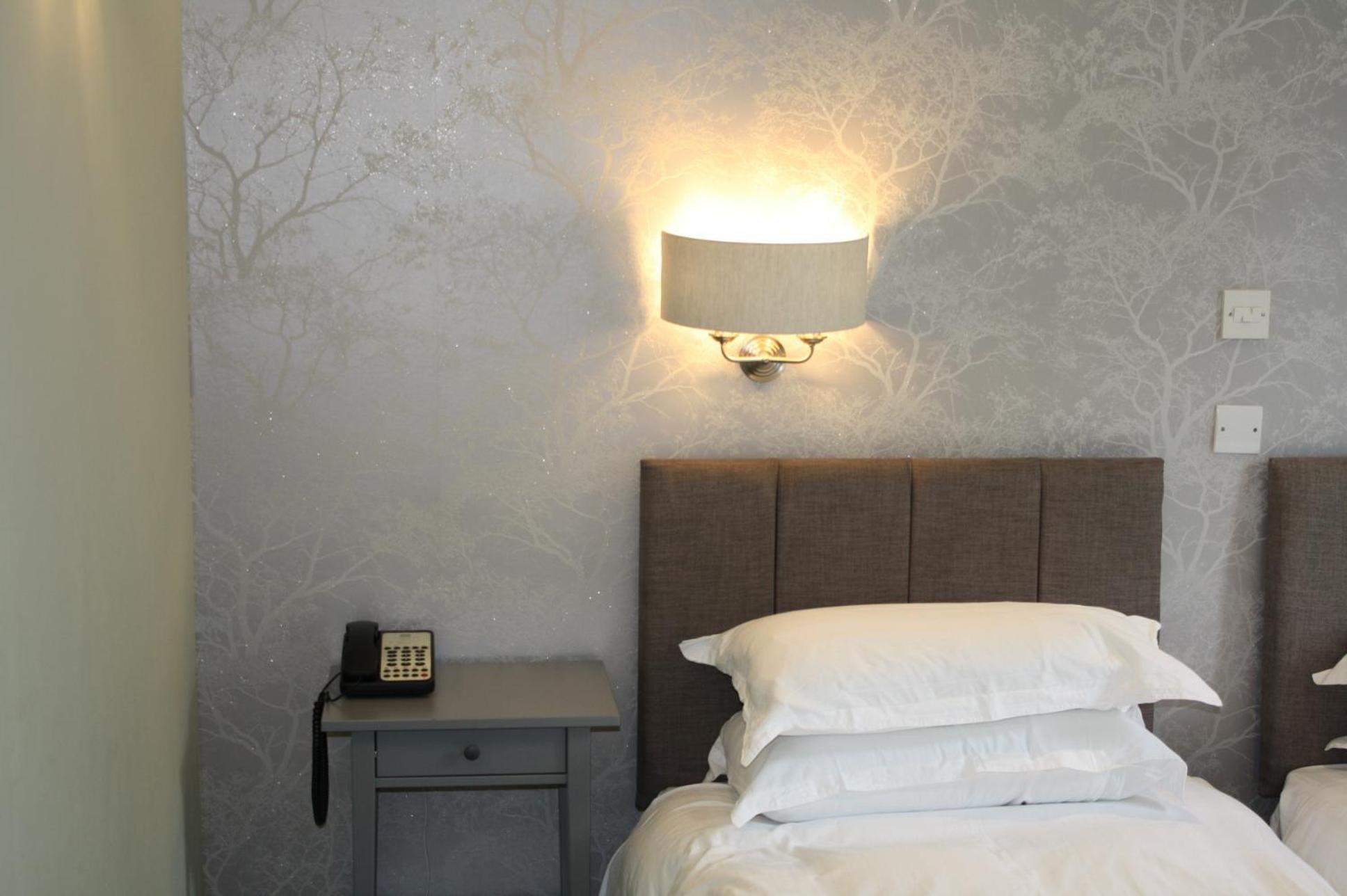 Standard Twin Room - Photo 8