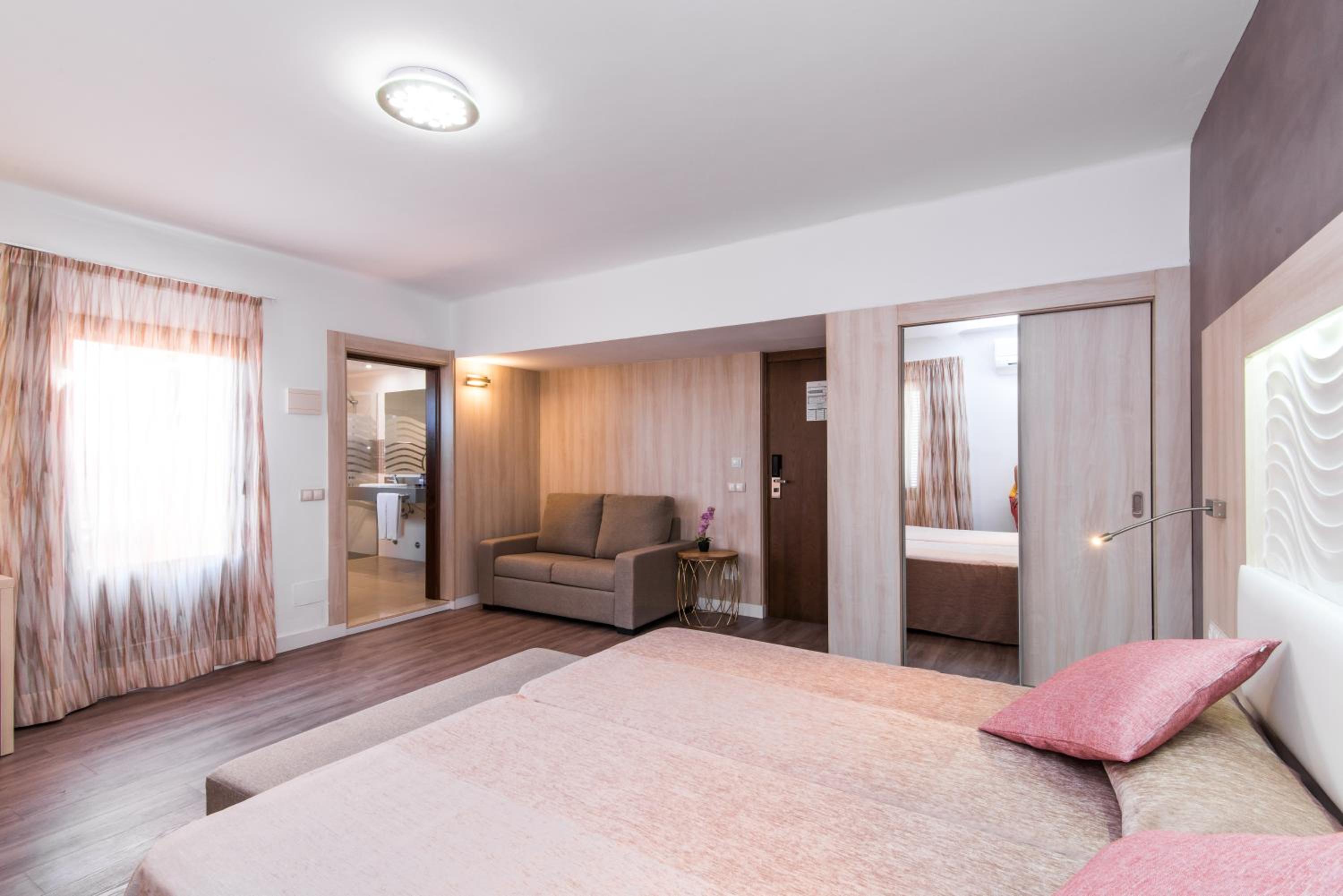 Junior Suite with Balcony photo 1