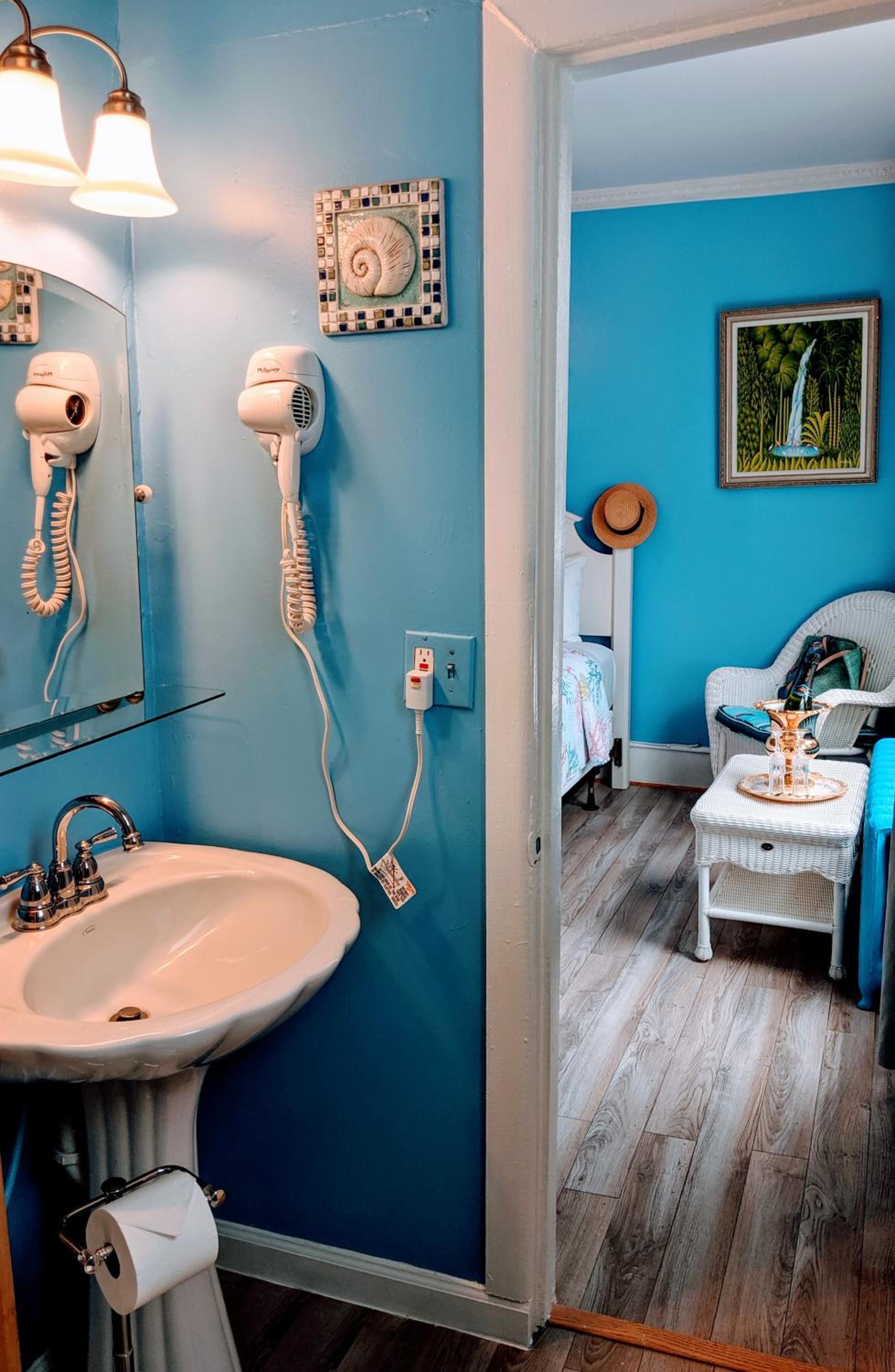 Standard King Room - Photo 10