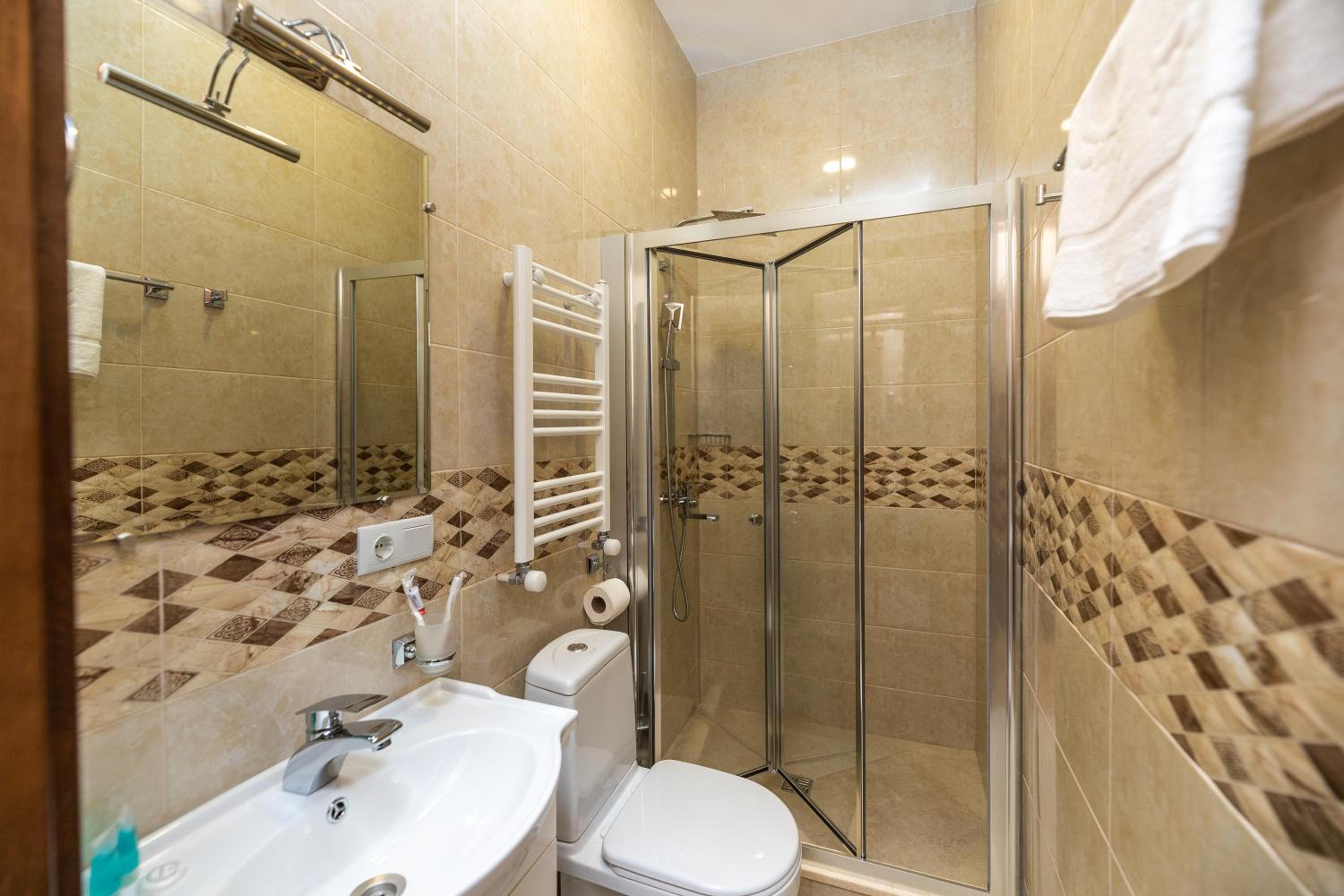 Double Room with Balcony - Photo 3