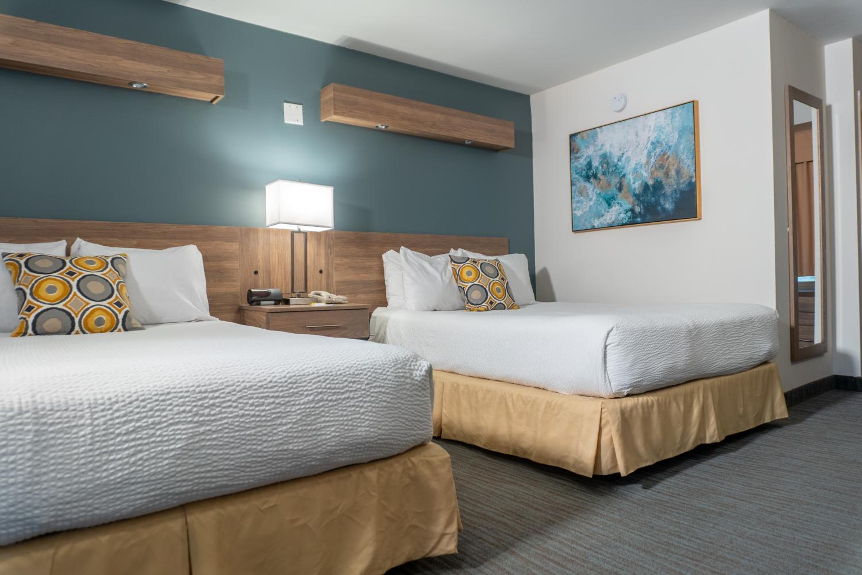 Room with Two Queen Beds photo 2