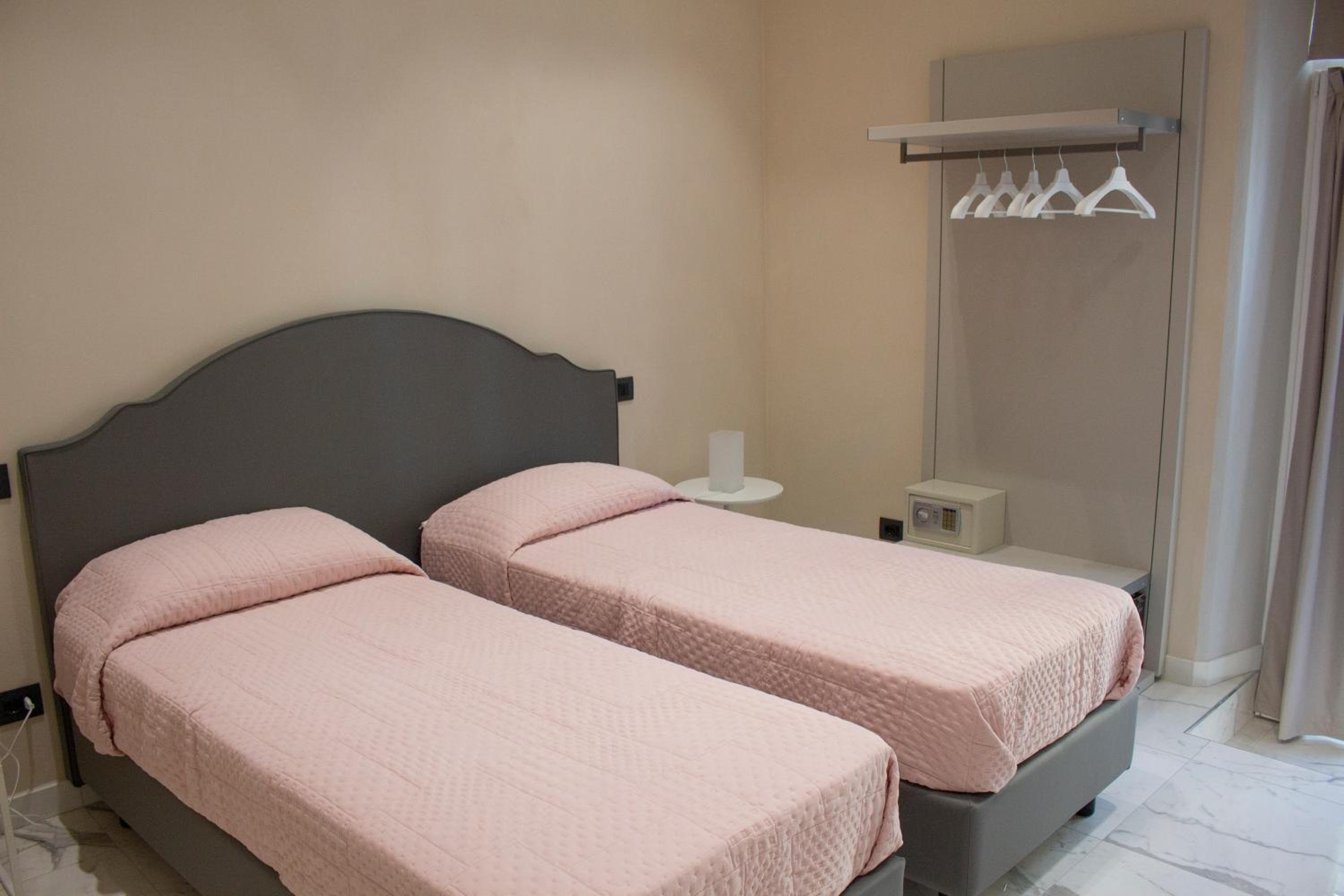 Double or Twin Room - Photo 15