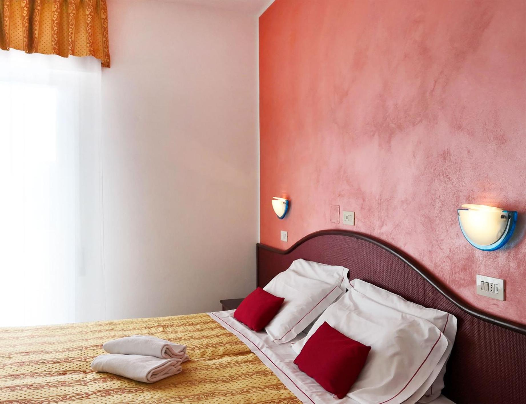Executive Room with Balcony - Photo 2