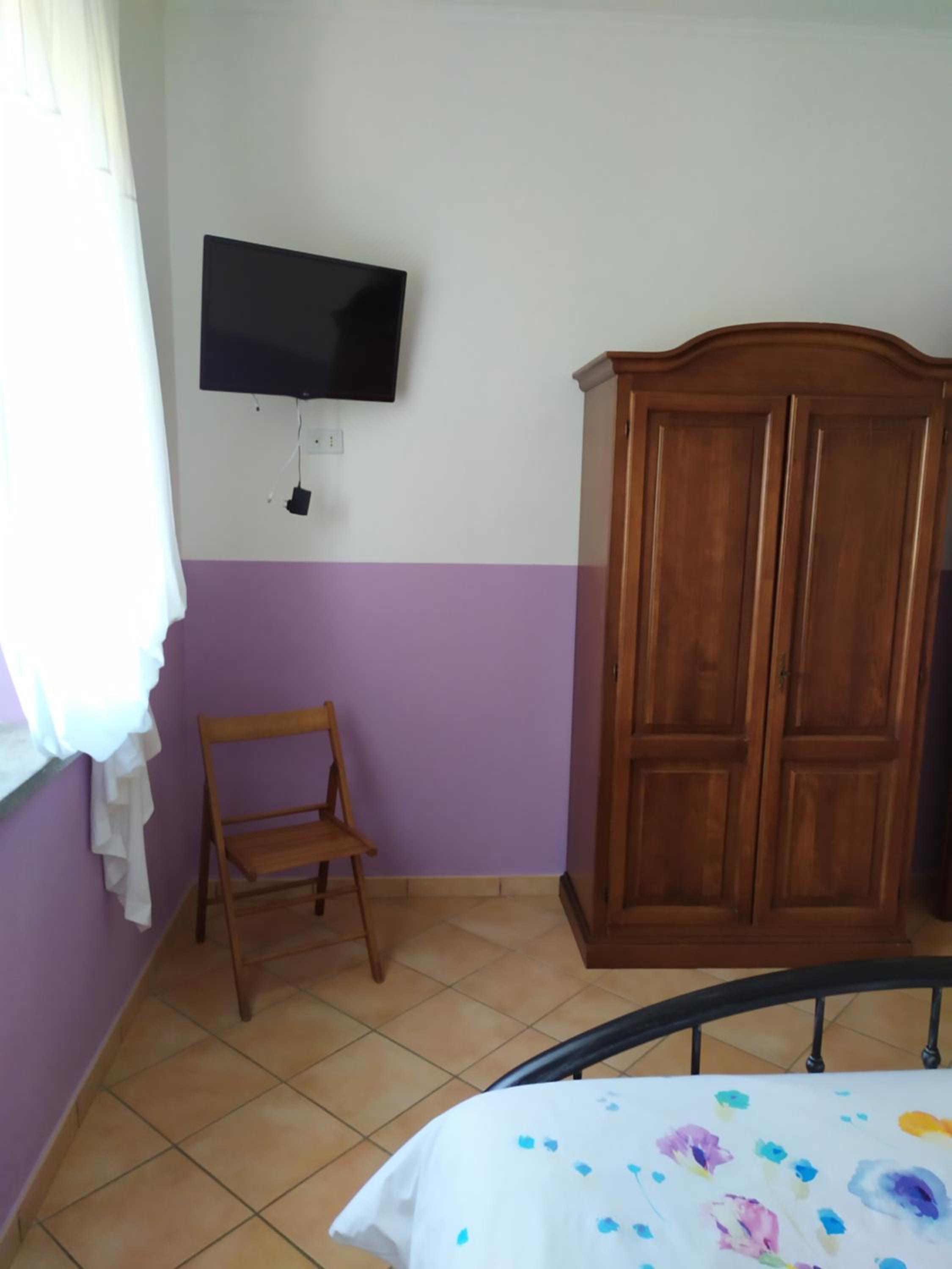 One-Bedroom Apartment - Photo 2