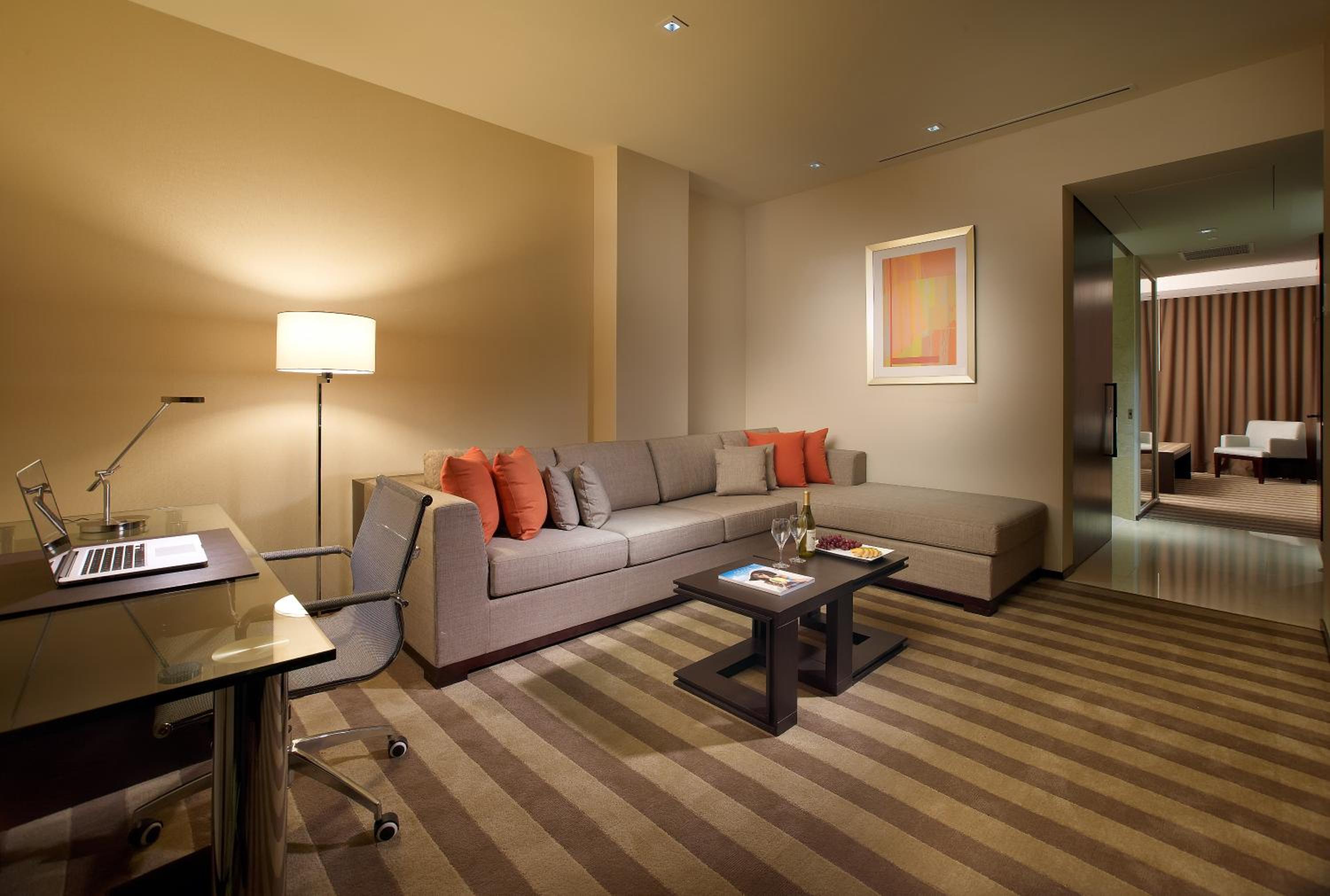 Business Suite - Photo 1