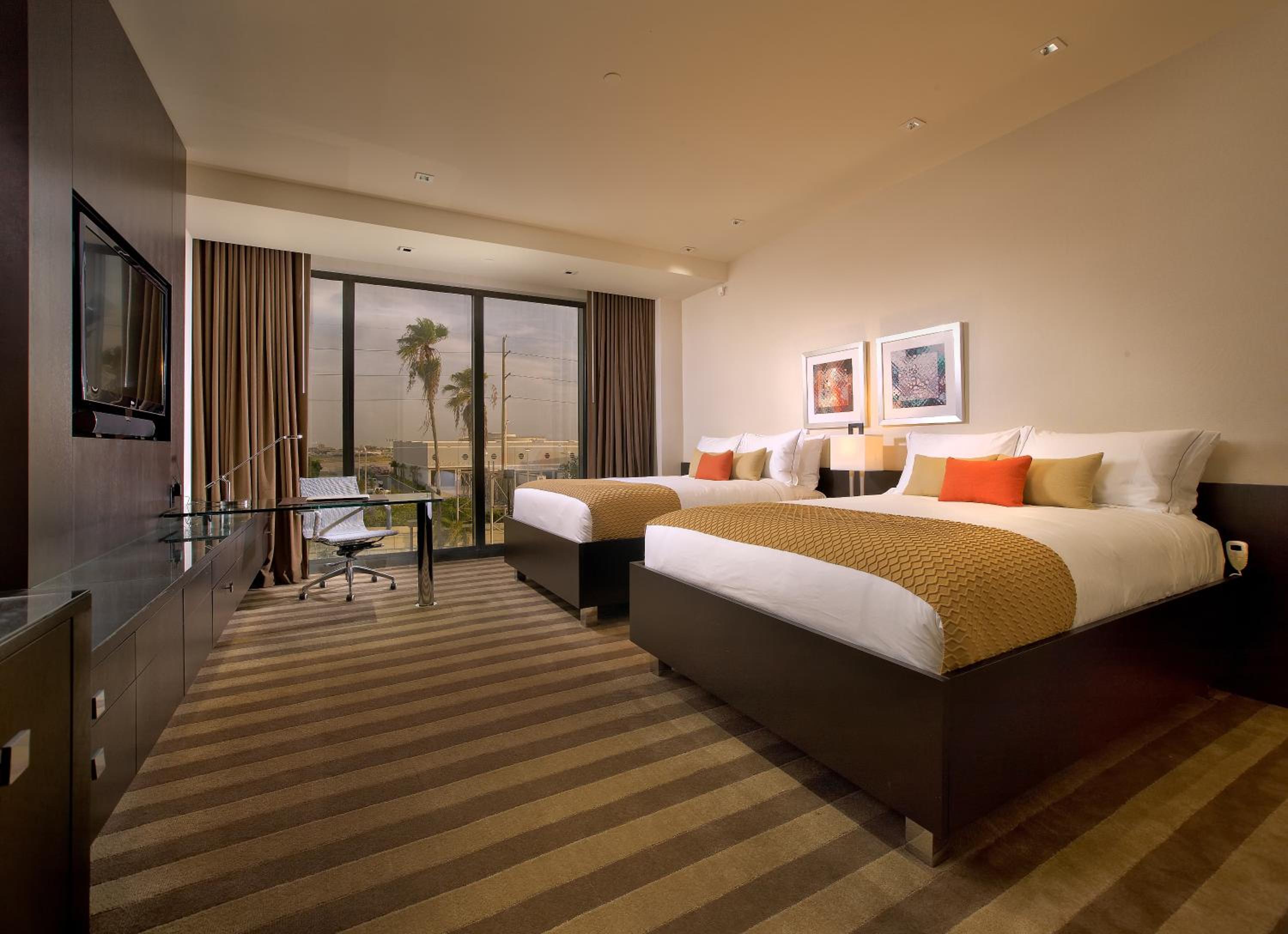 Queen Room with Two Queen Beds - Photo 4