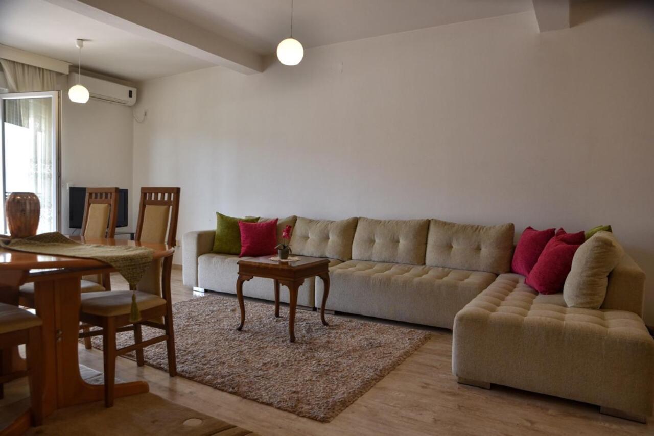 One-Bedroom Apartment - Photo 3
