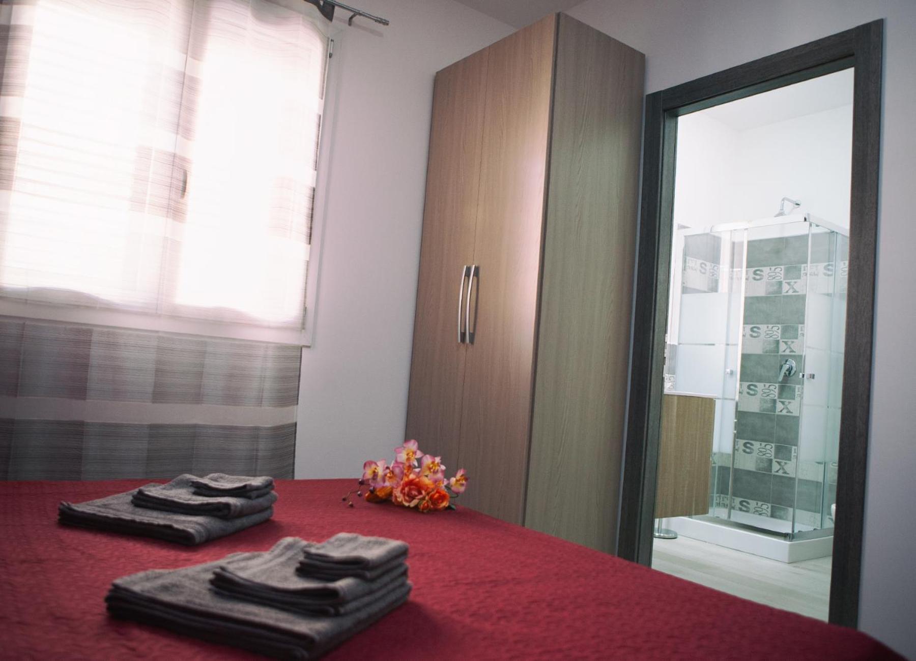 Family Room with Private Bathroom - Photo 7