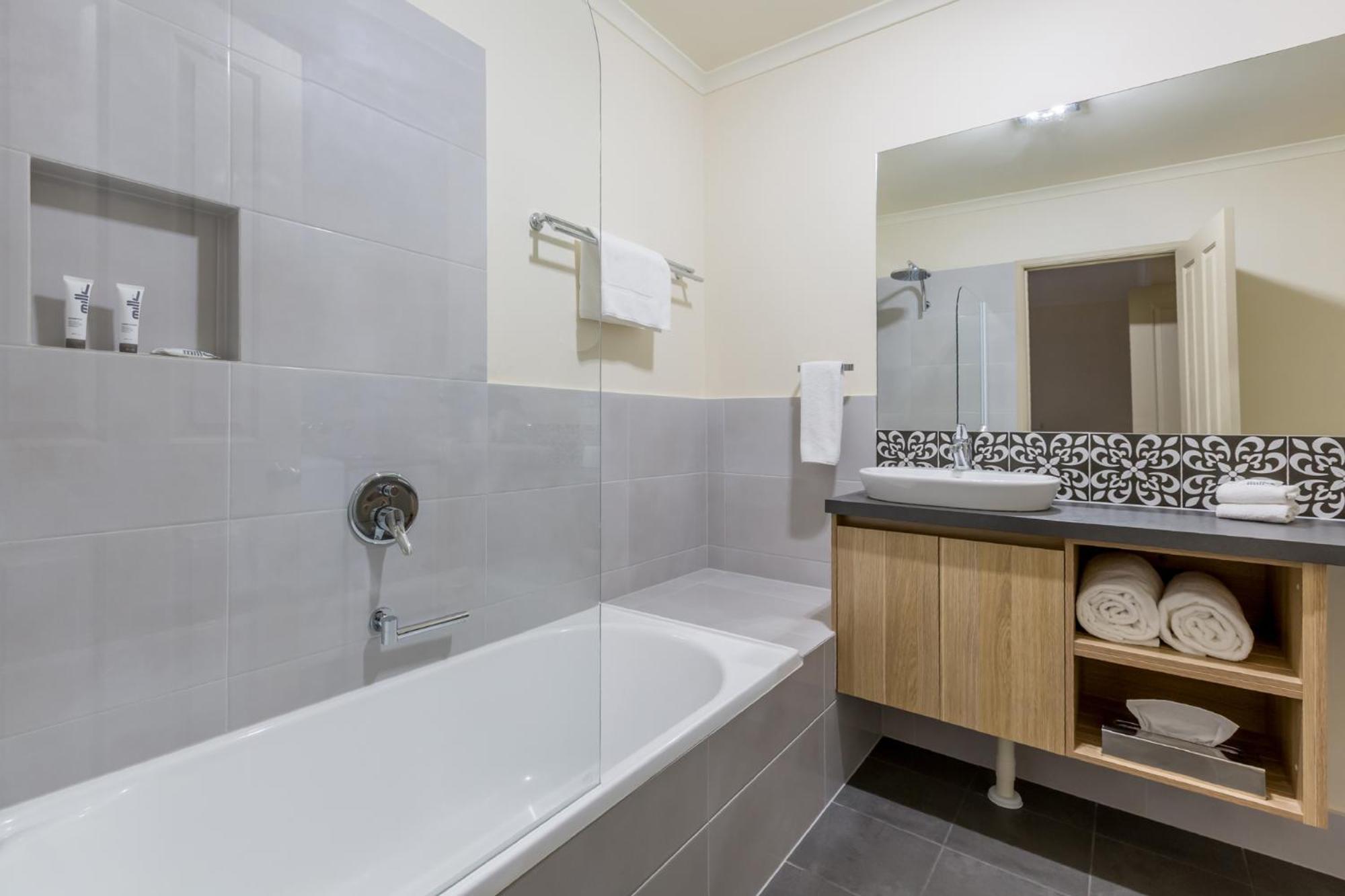 One-Bedroom Apartment - Photo 3