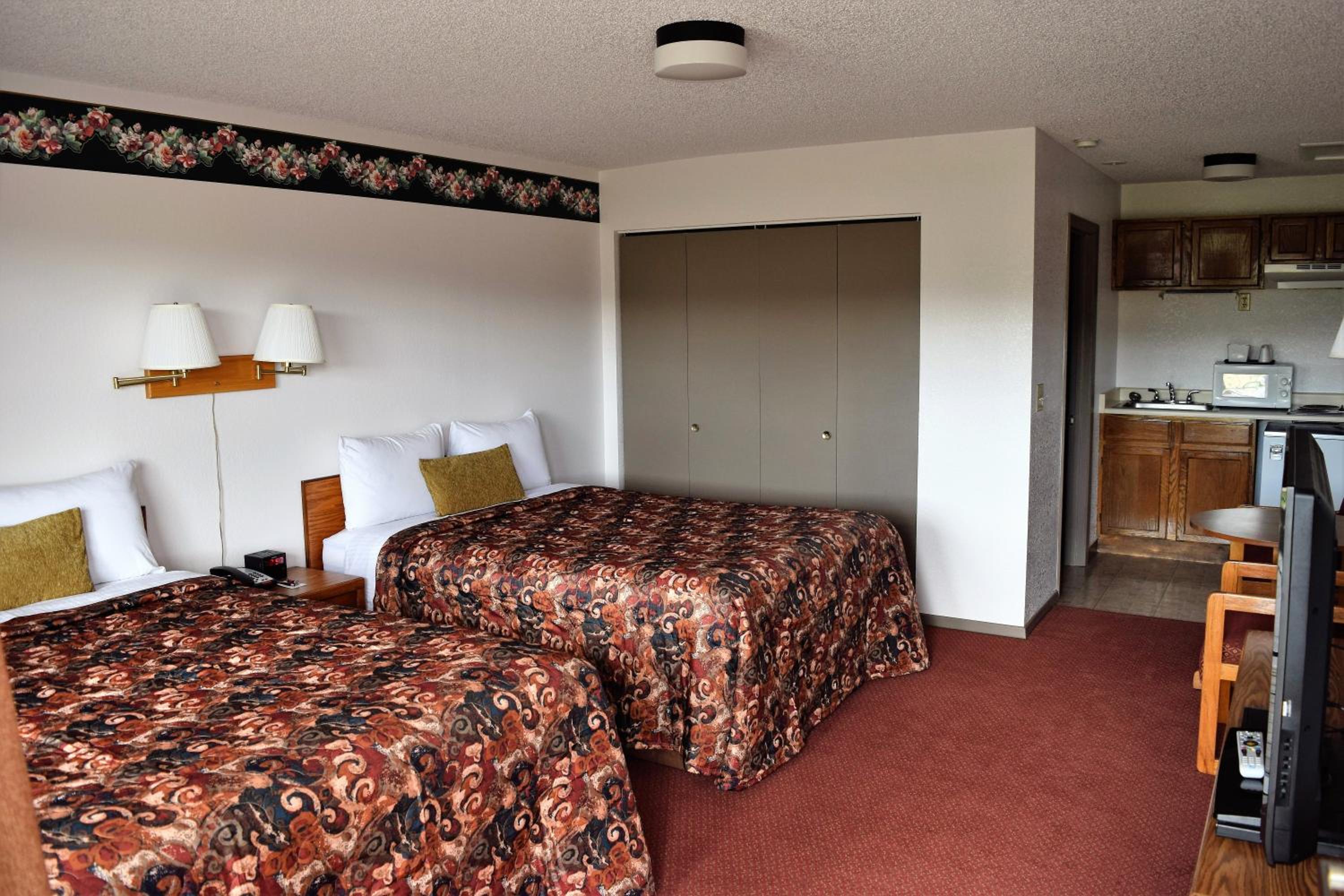 Queen Room with Two Queen Beds - Non-Smoking photo 2