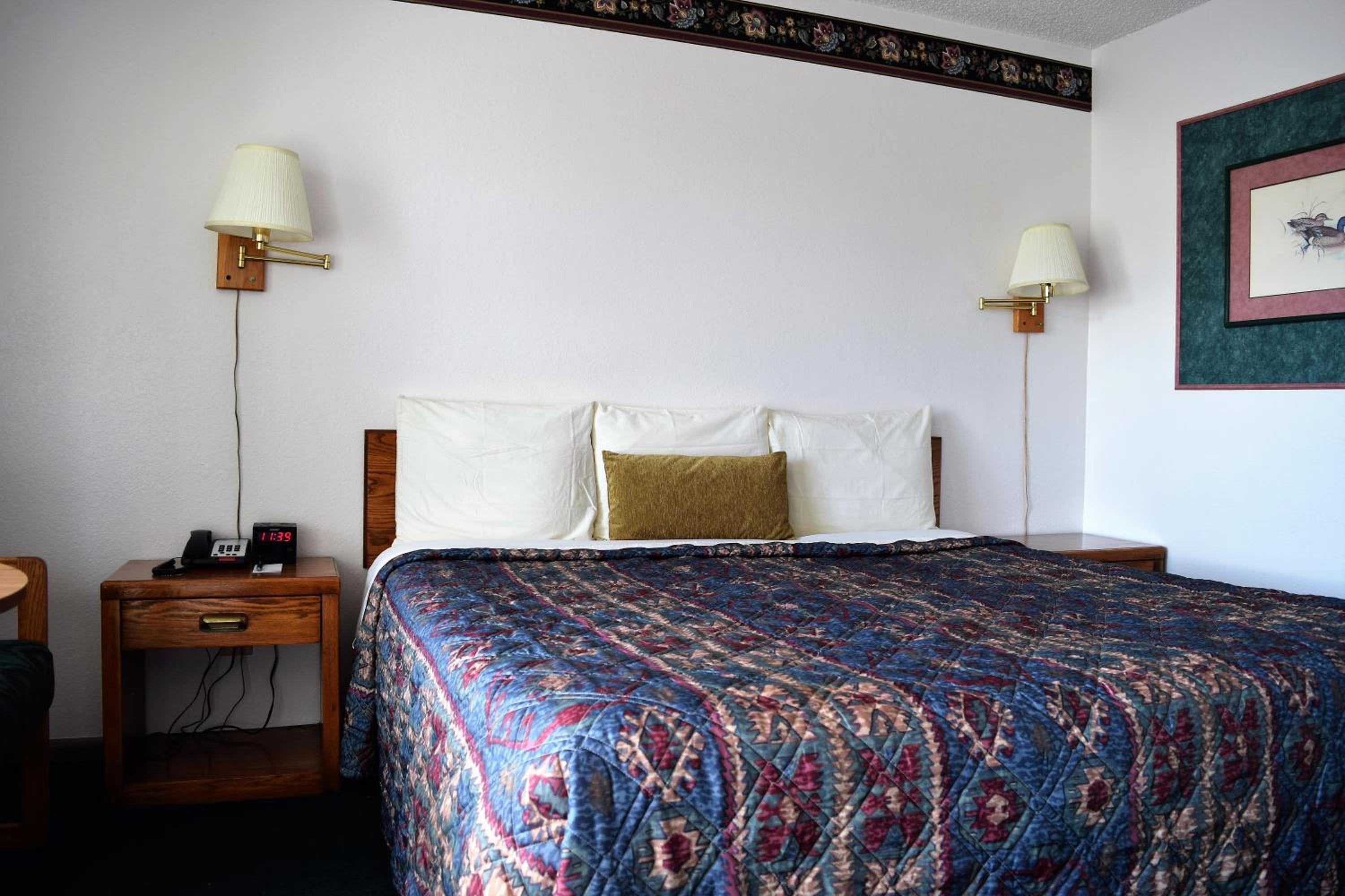 King Room - Non-Smoking (2 Adults) photo 1