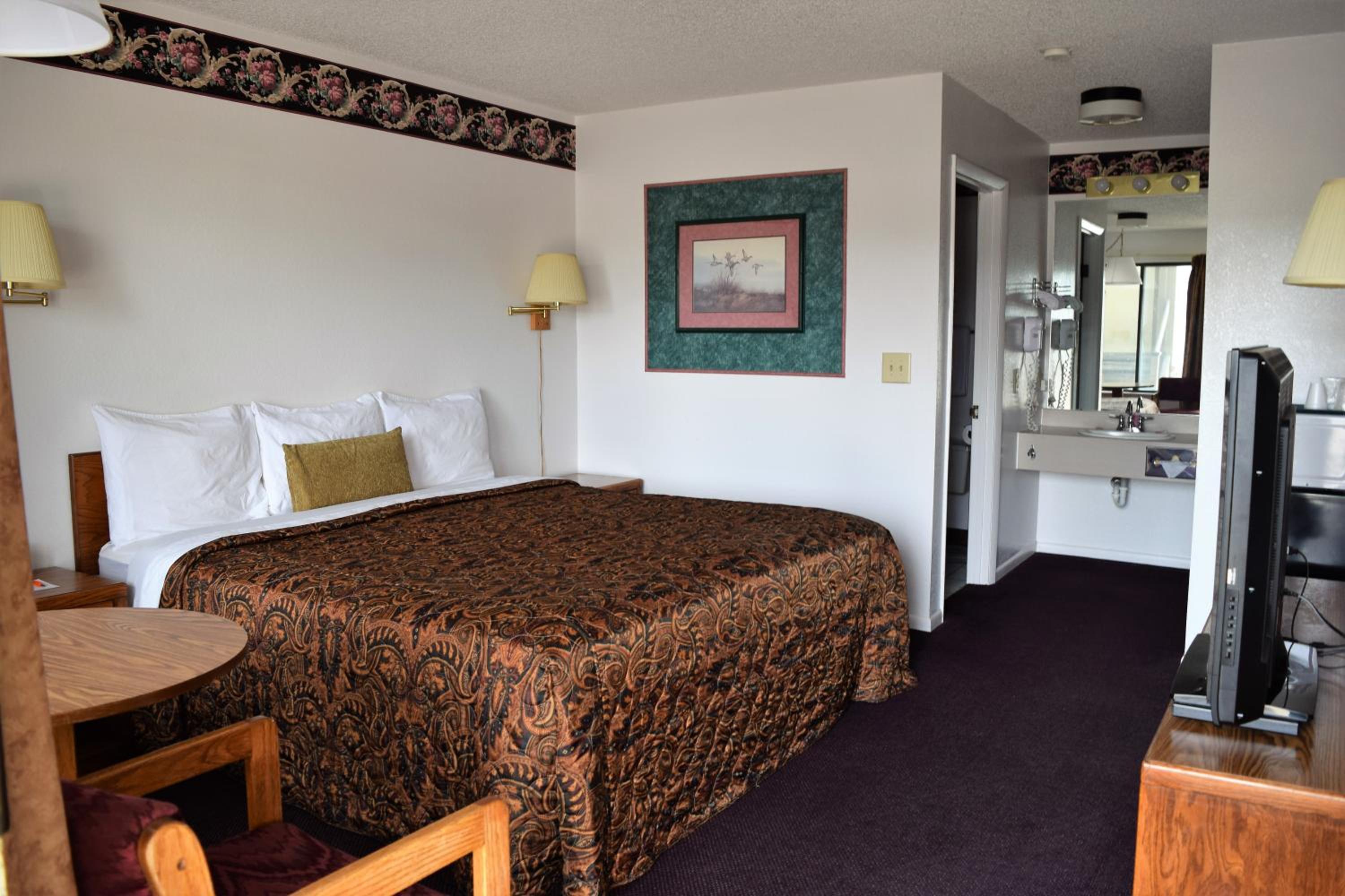King Room - Non-Smoking (2 Adults) photo 2