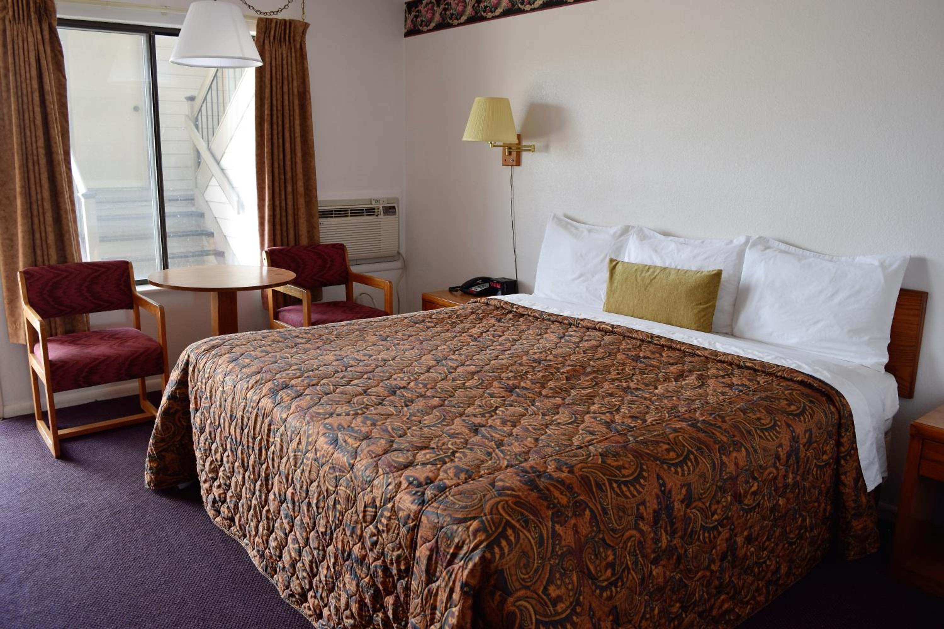 King Room - Non-Smoking (2 Adults) photo 3