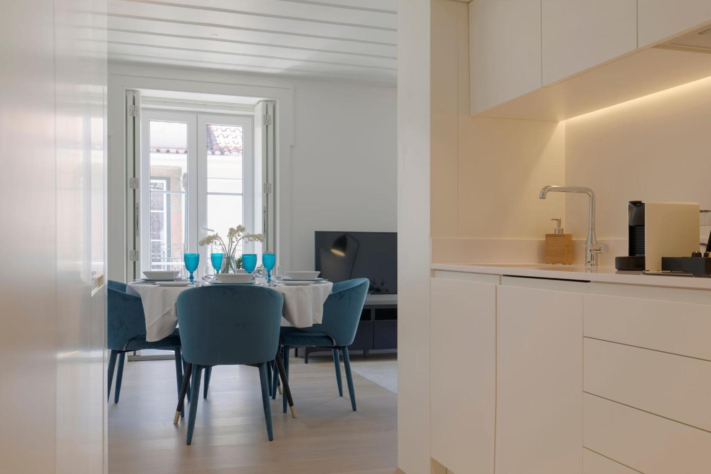 Deluxe Two-Bedroom Apartment with Balcony photo 3