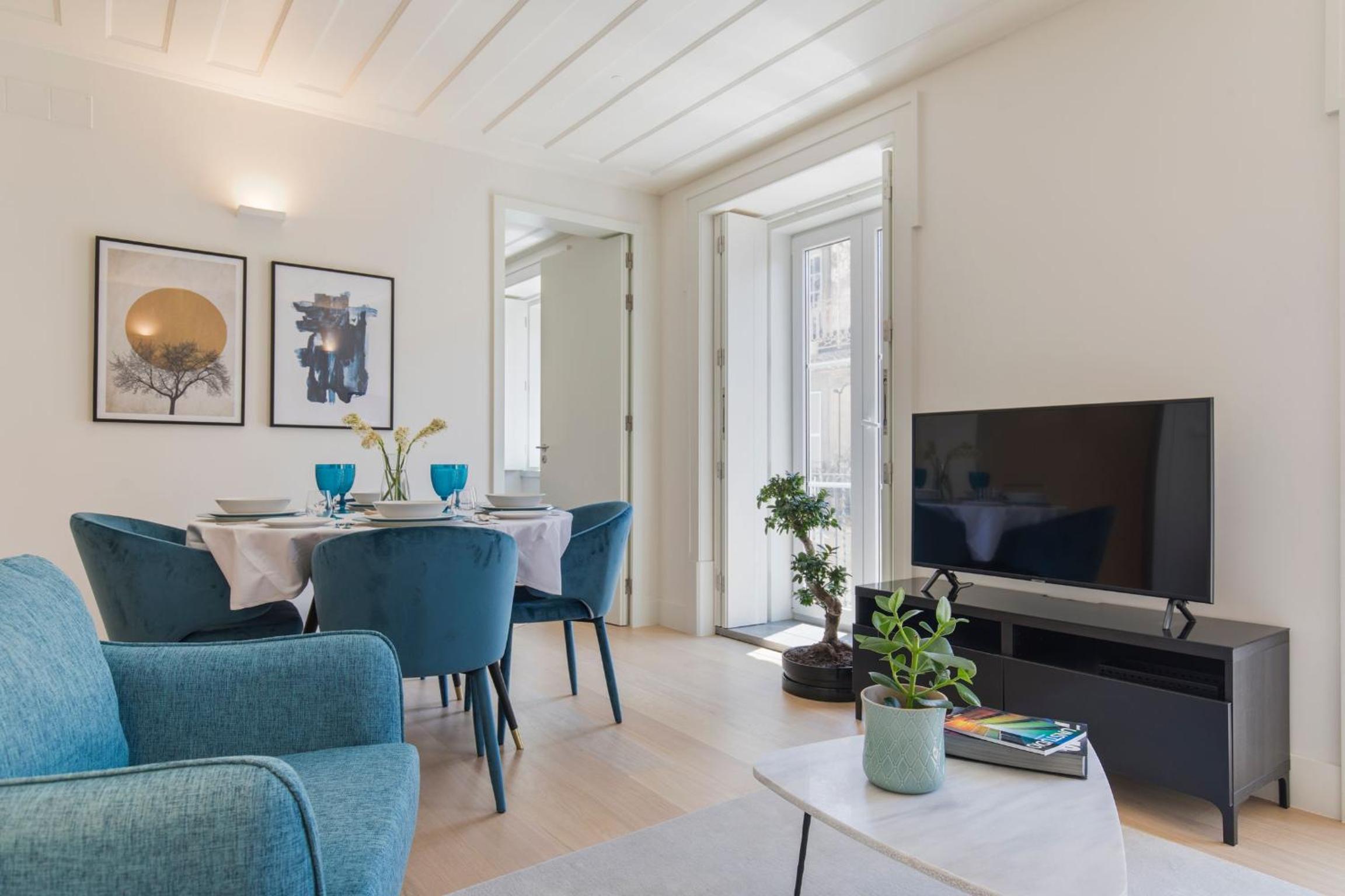 Deluxe Two-Bedroom Apartment with Balcony photo 1