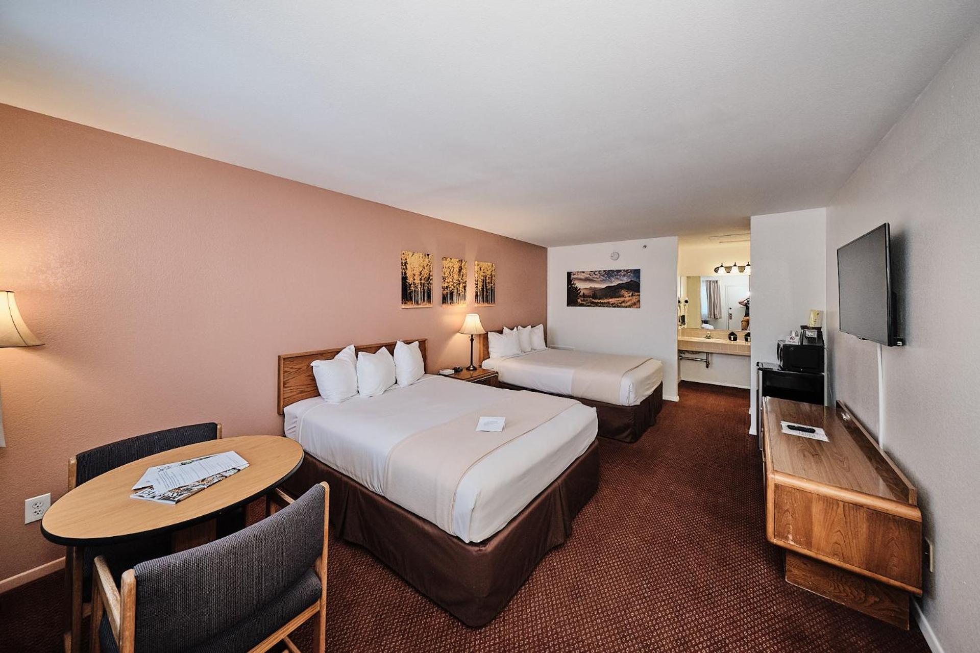 Queen Room with Two Queen Beds - Non-Smoking - Photo 7