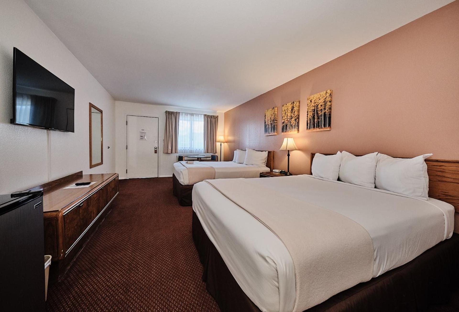 Queen Room with Two Queen Beds - Non-Smoking - Photo 12