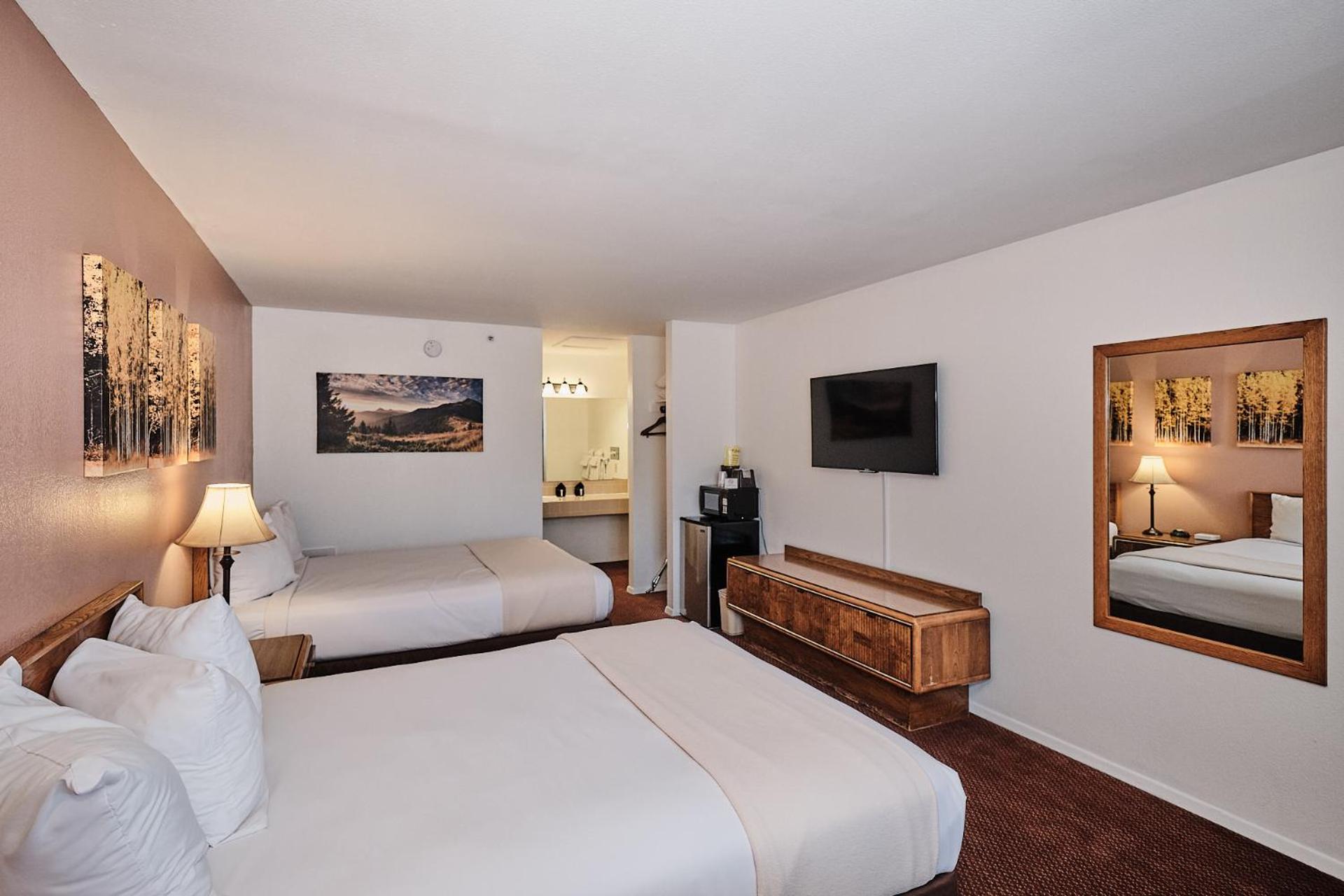 Queen Room with Two Queen Beds - Non-Smoking - Photo 5