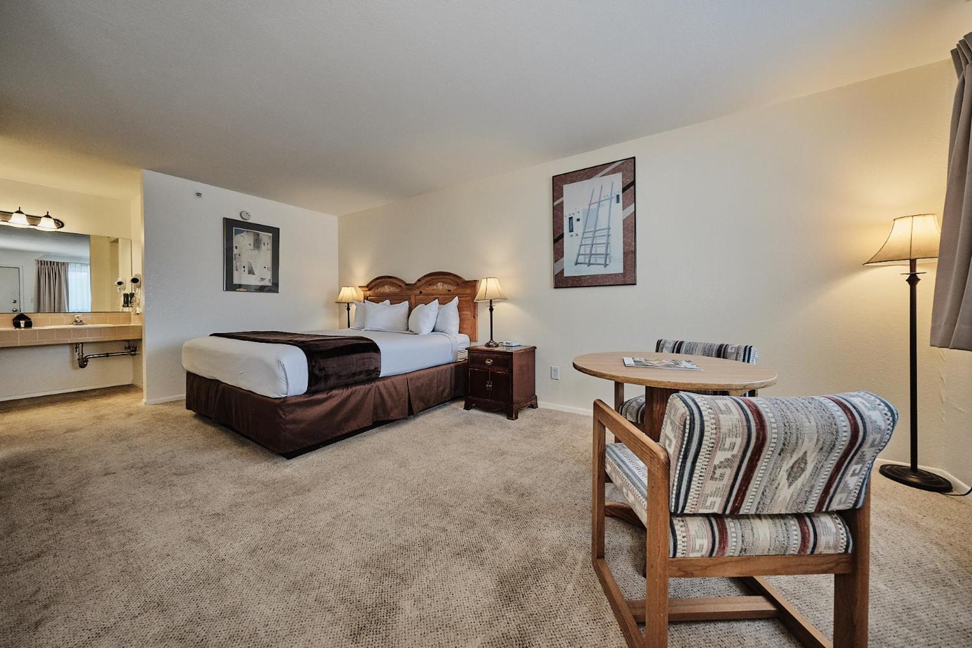 King Room - Non-Smoking - Photo 18