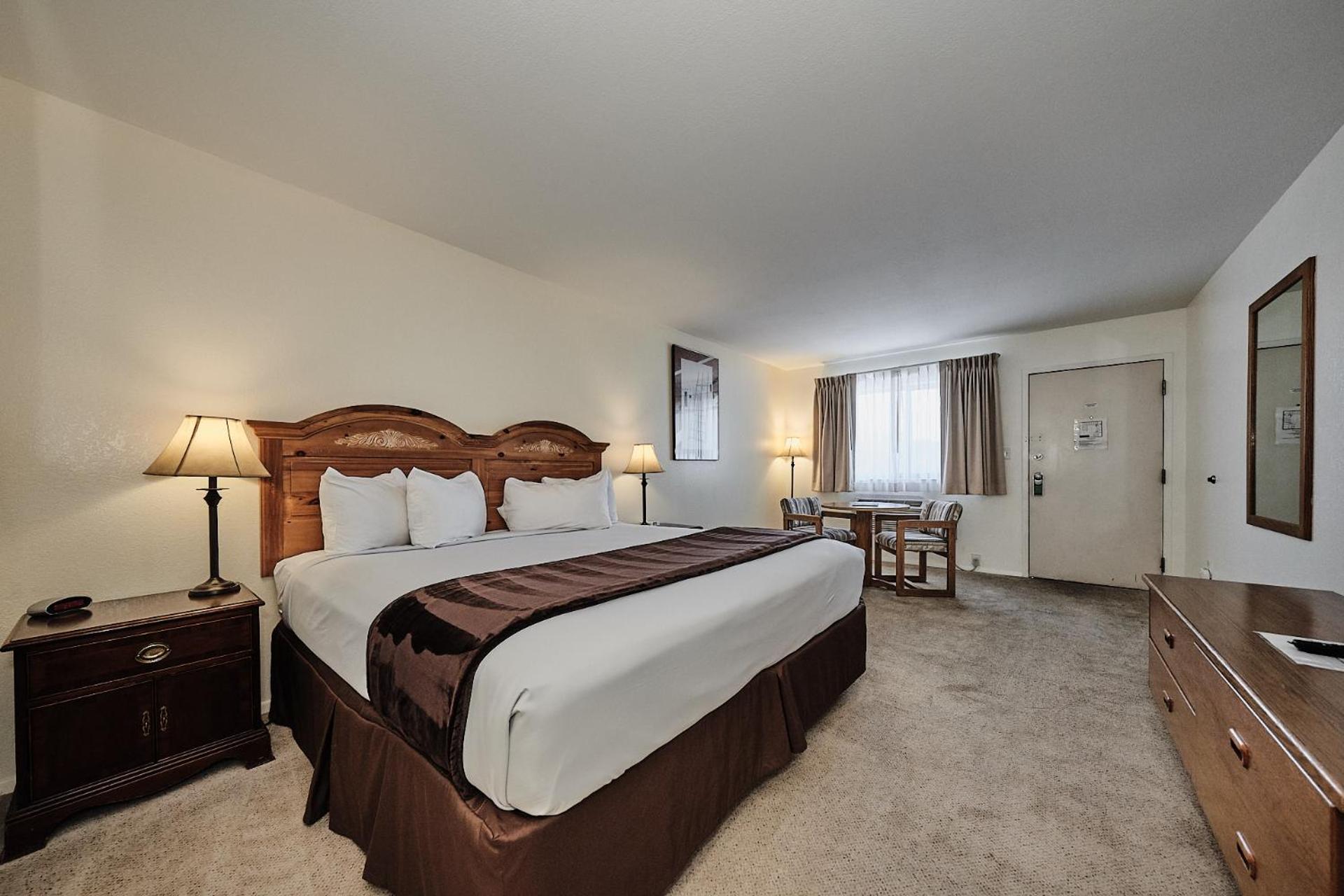 King Room - Non-Smoking - Photo 12