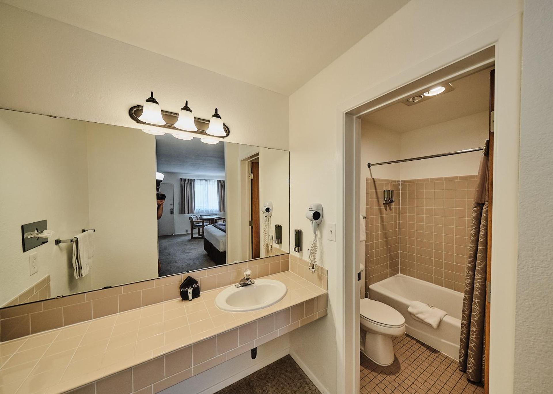 King Room - Non-Smoking - Photo 6