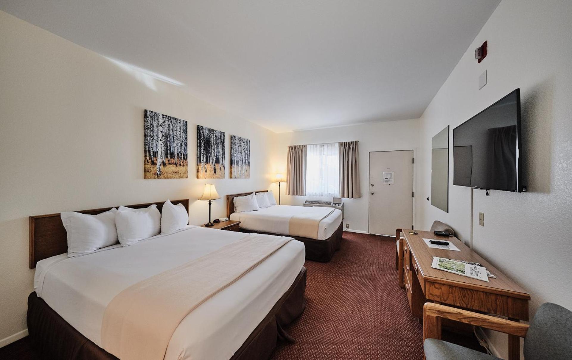 Queen Room with Two Queen Beds - Non-Smoking - Photo 4