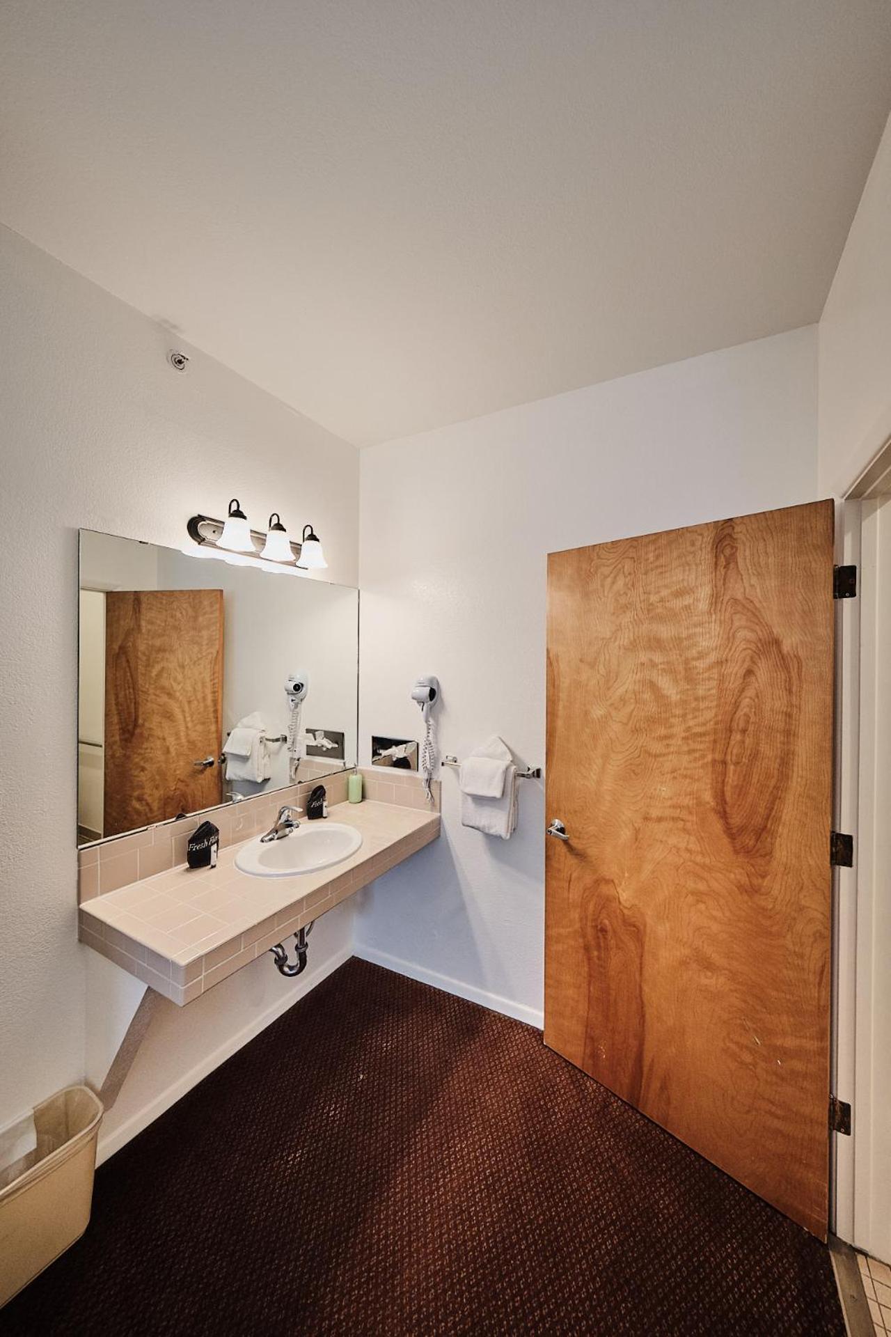 Queen Room with Two Queen Beds - Non-Smoking - Photo 10