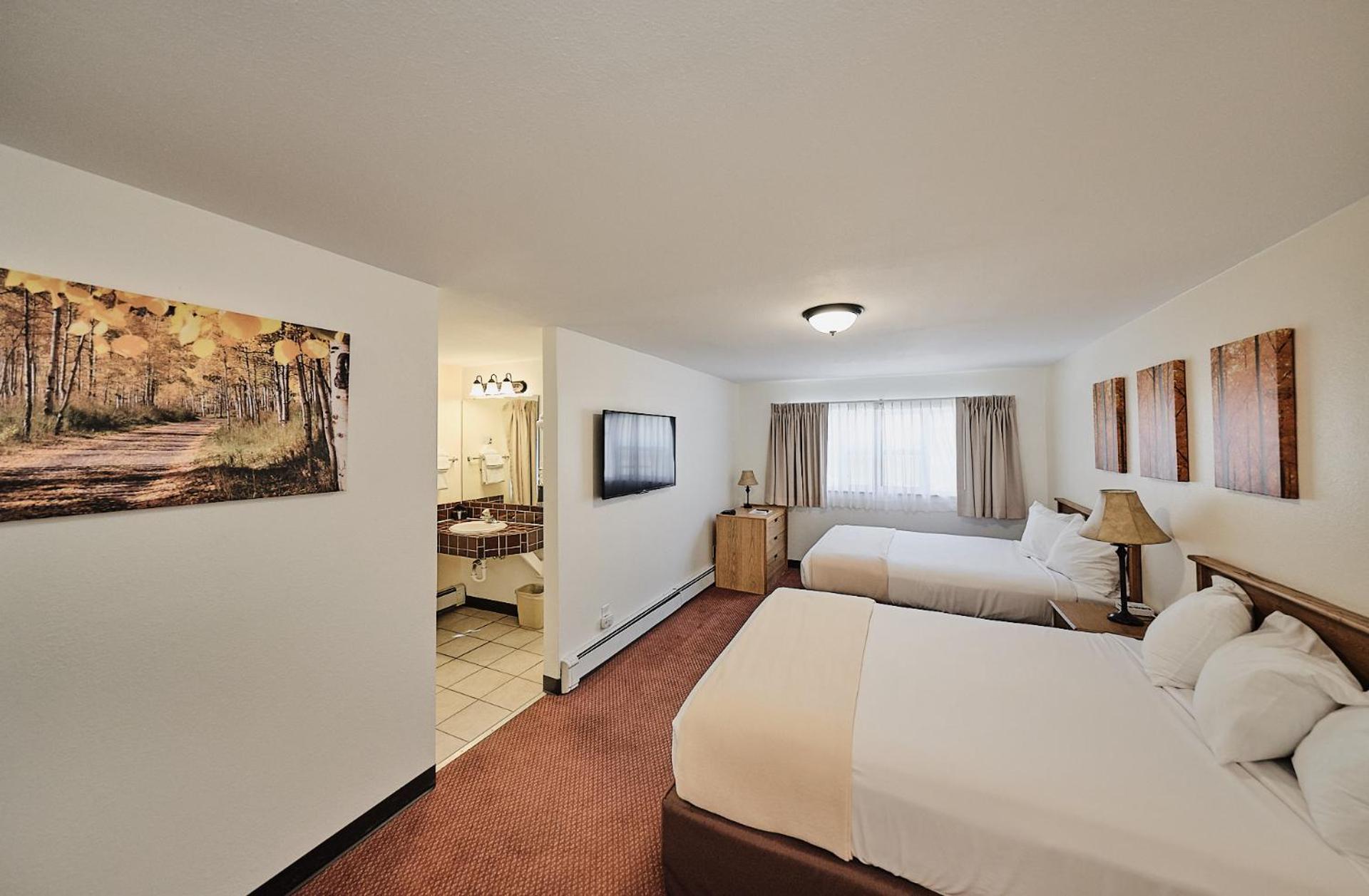 Queen Room with Two Queen Beds - Non-Smoking - Photo 6
