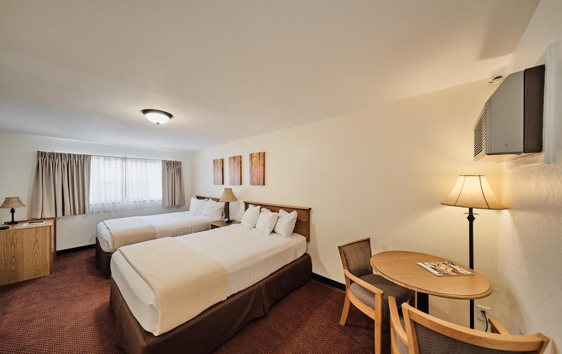 Queen Room with Two Queen Beds - Non-Smoking - Photo 8