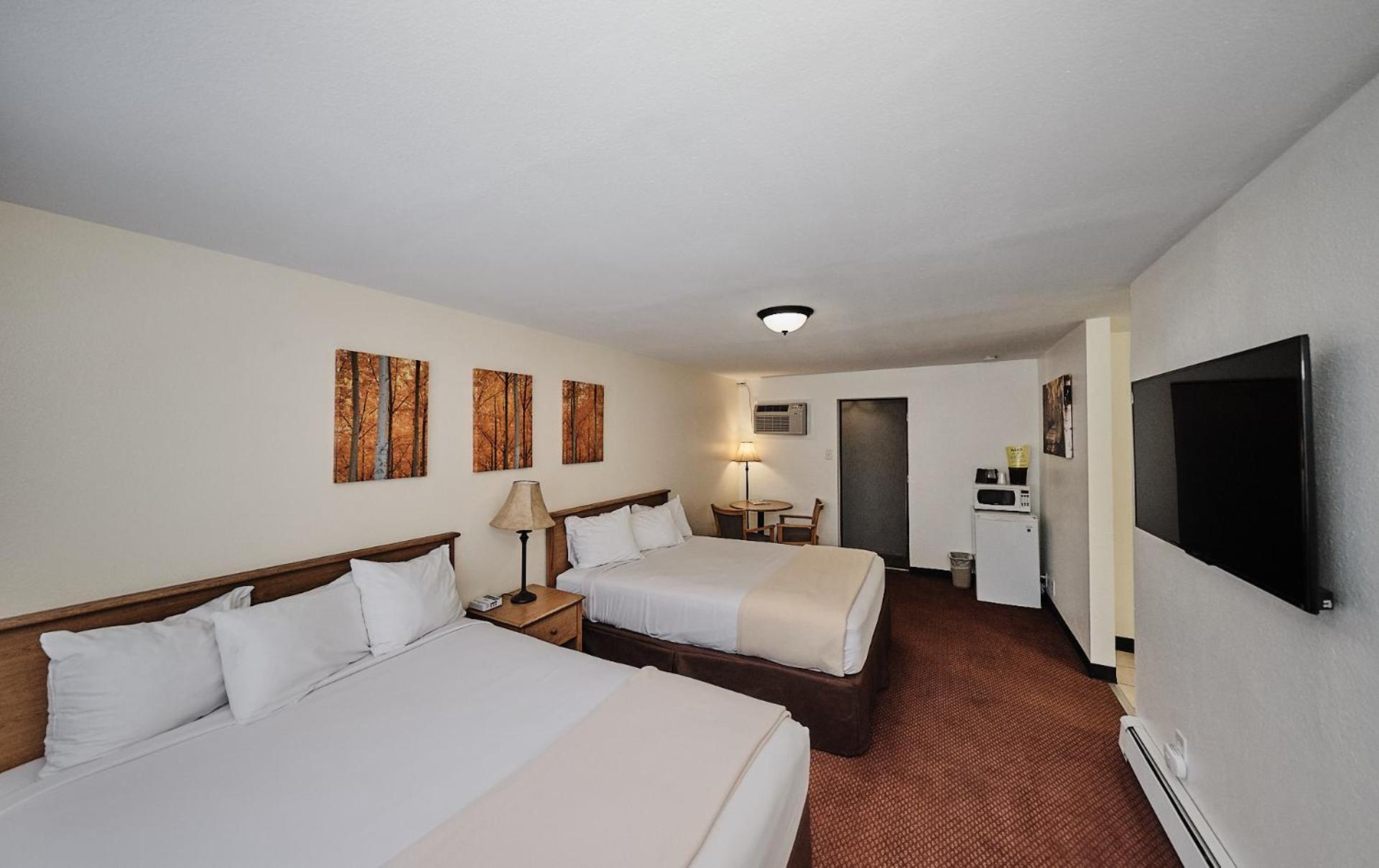Queen Room with Two Queen Beds - Non-Smoking - Photo 9
