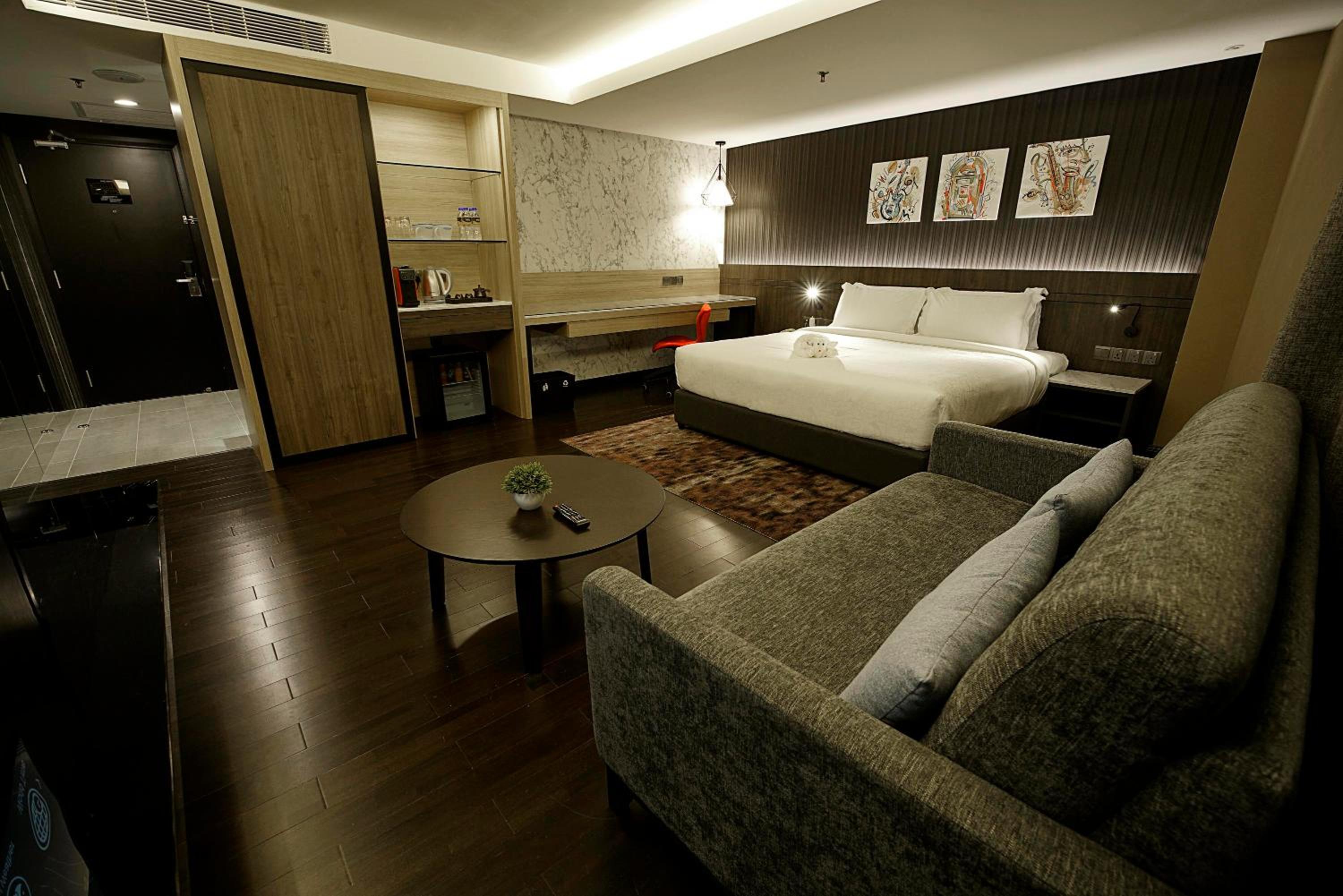 Executive Suite with Bathtub - Photo 2