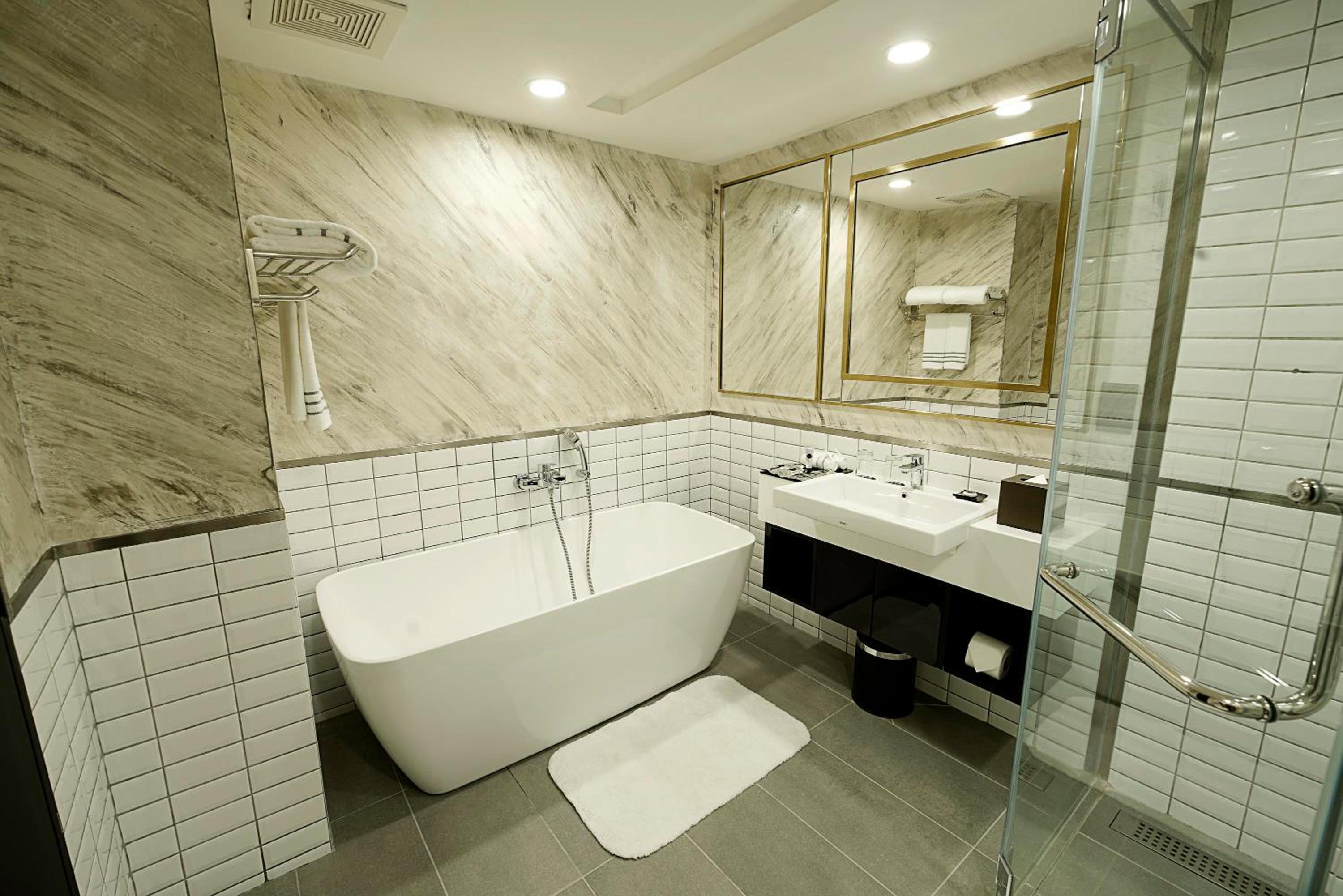 Deluxe Twin Room with Bathtub - Photo 1