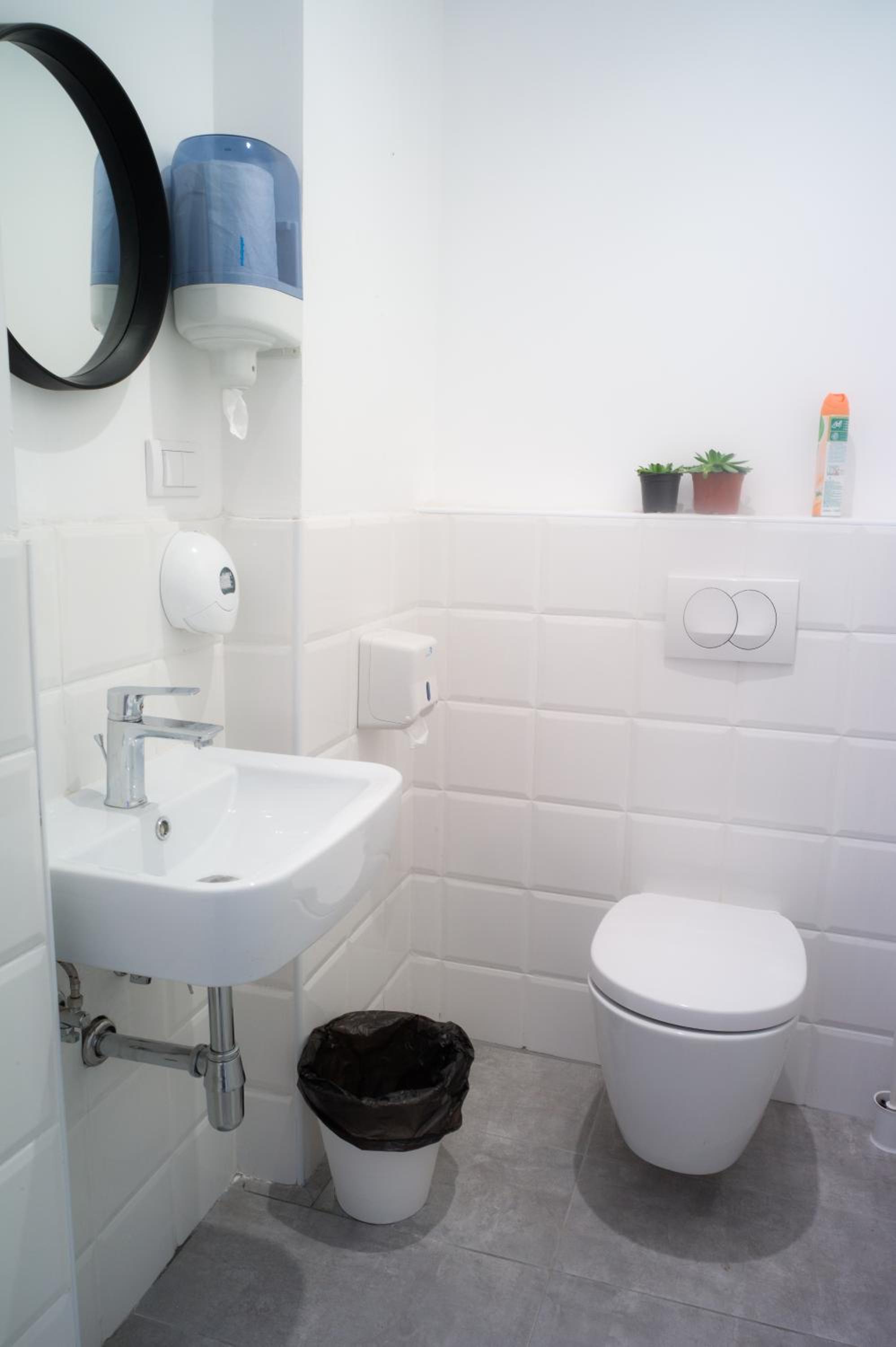 Family Room with Private Bathroom - Photo 5