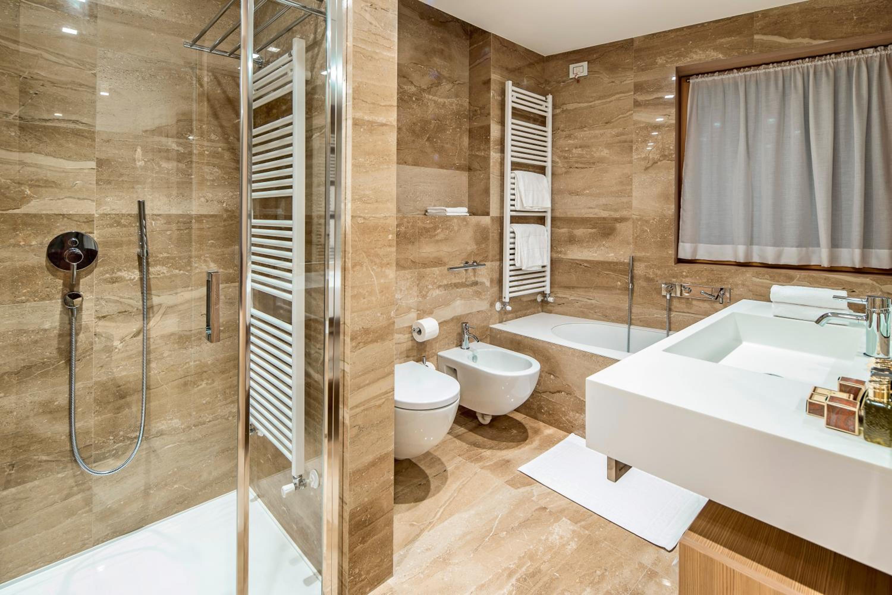Luxury Suite - Photo 5