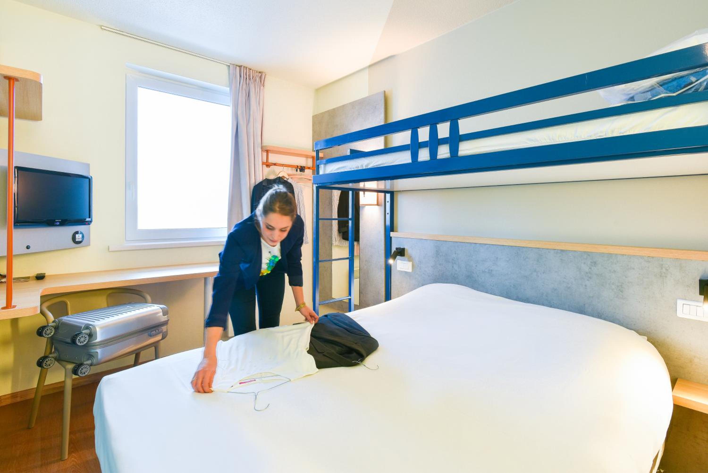 Standard Room with 1 double bed and 1 single bed - Photo 6