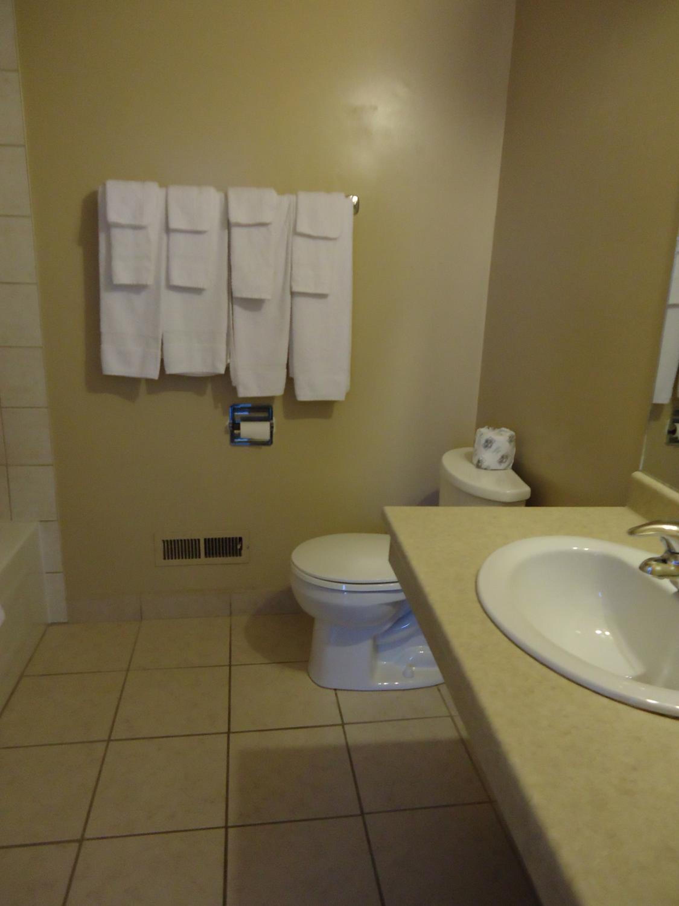 Queen Room - Non-Smoking - Photo 9