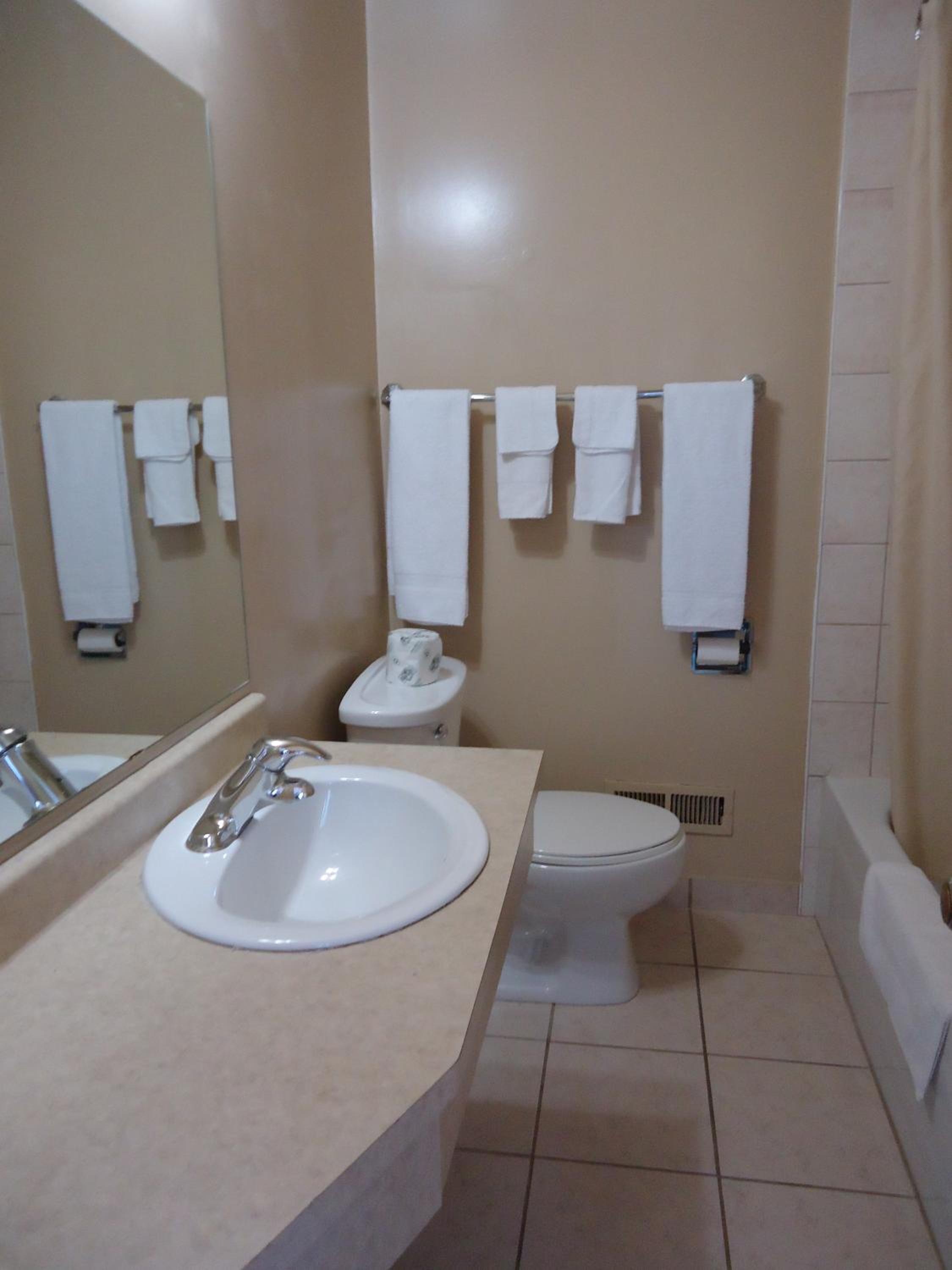 Queen Room - Non-Smoking - Photo 8
