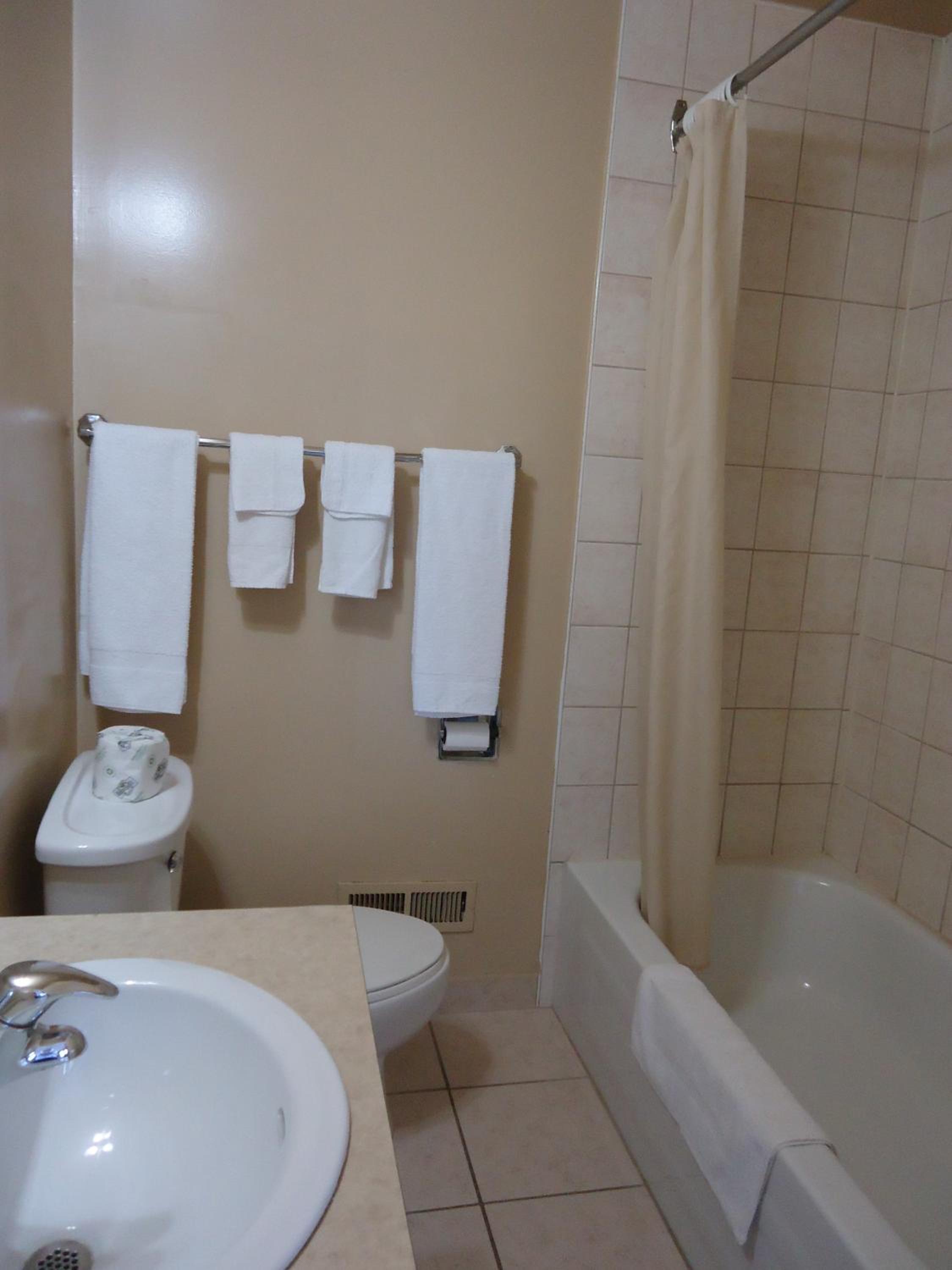 Queen Room - Non-Smoking - Photo 7