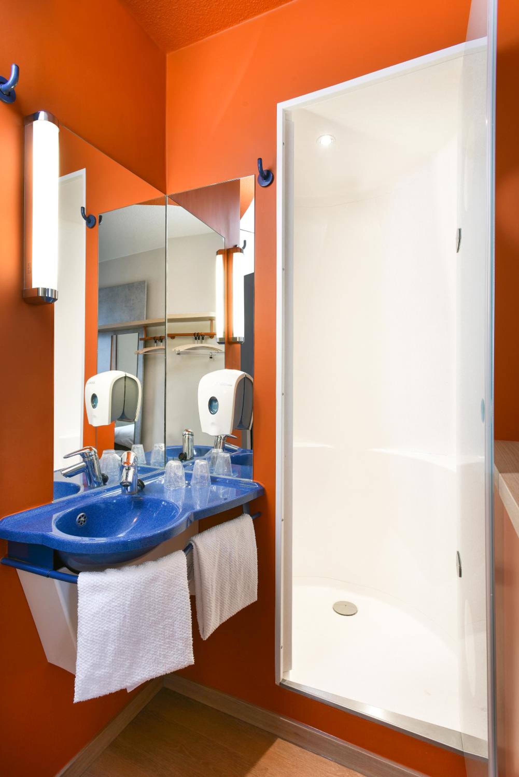 Standard Double Room - Photo 2
