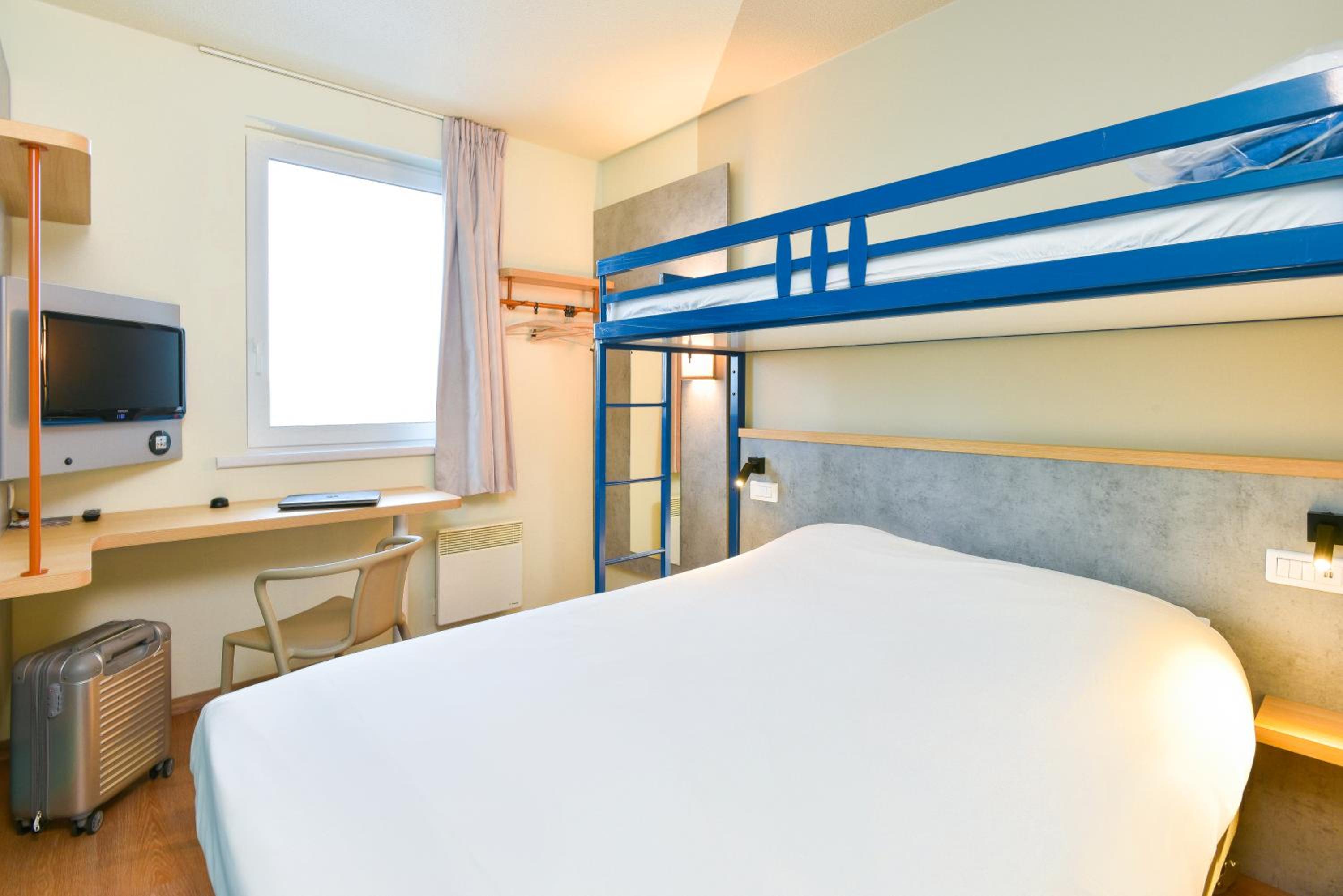 Standard Room with 1 double bed and 1 single bed - Photo 8