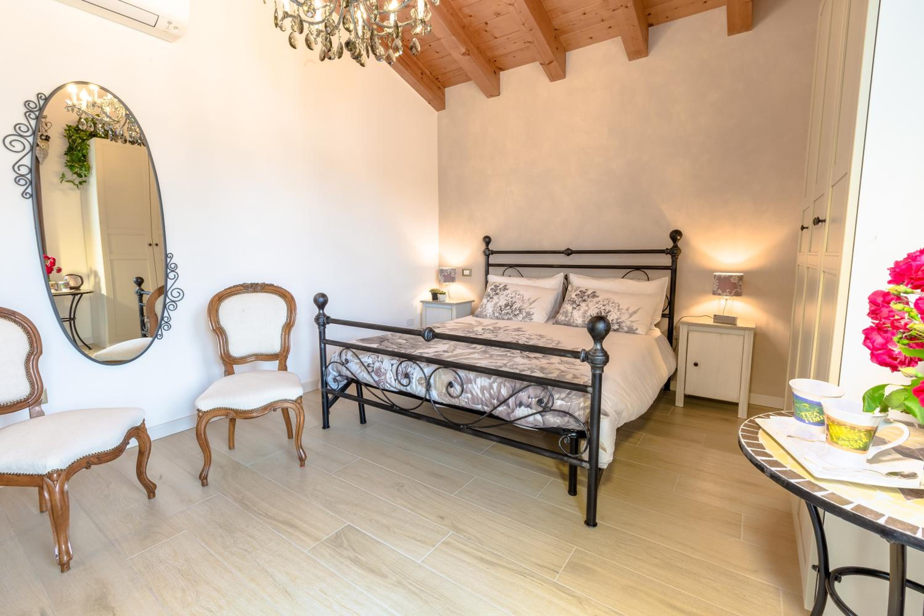 Deluxe Double Room with Extra Bed - Photo 7