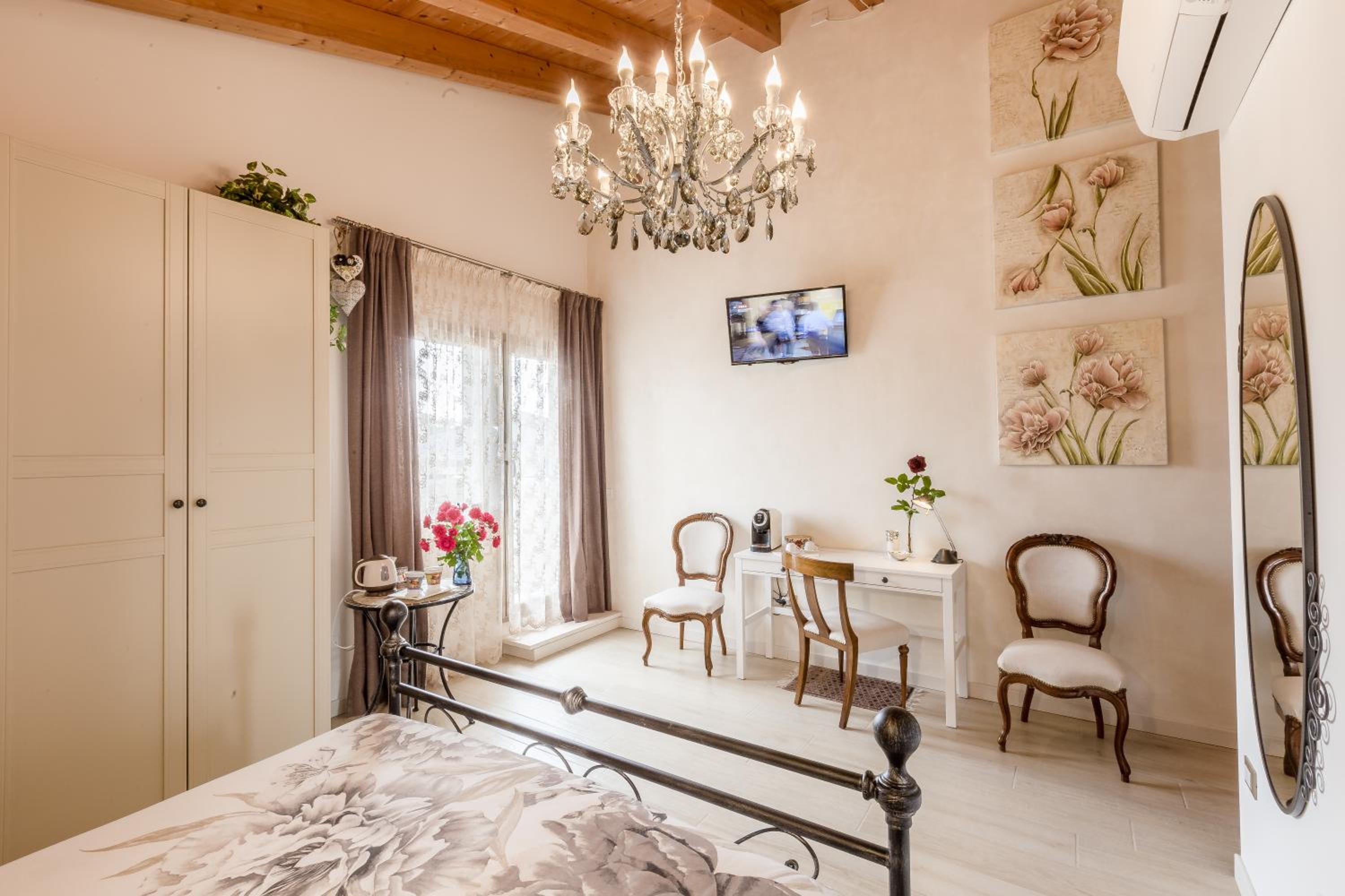 Deluxe Double Room with Extra Bed - Photo 10