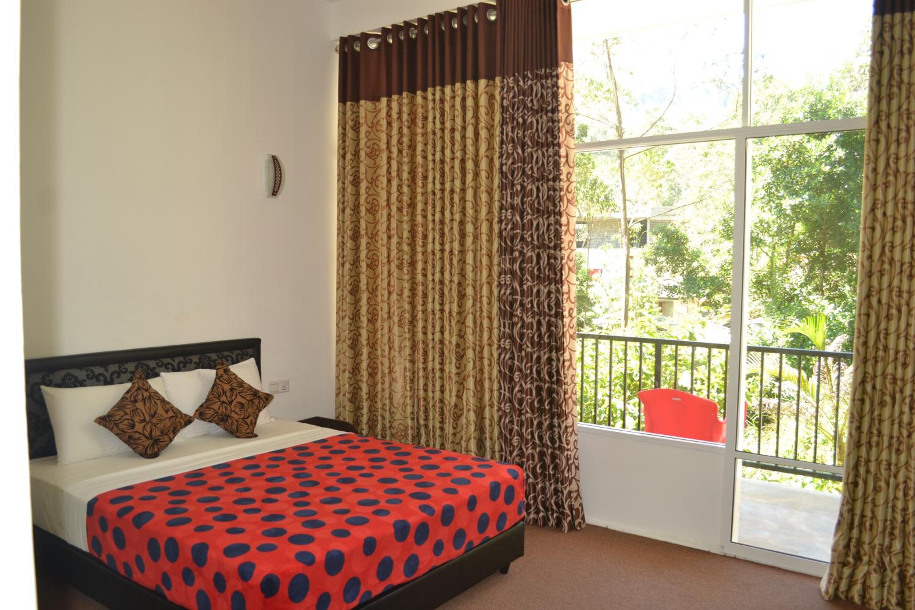 Queen Room with Balcony photo 3