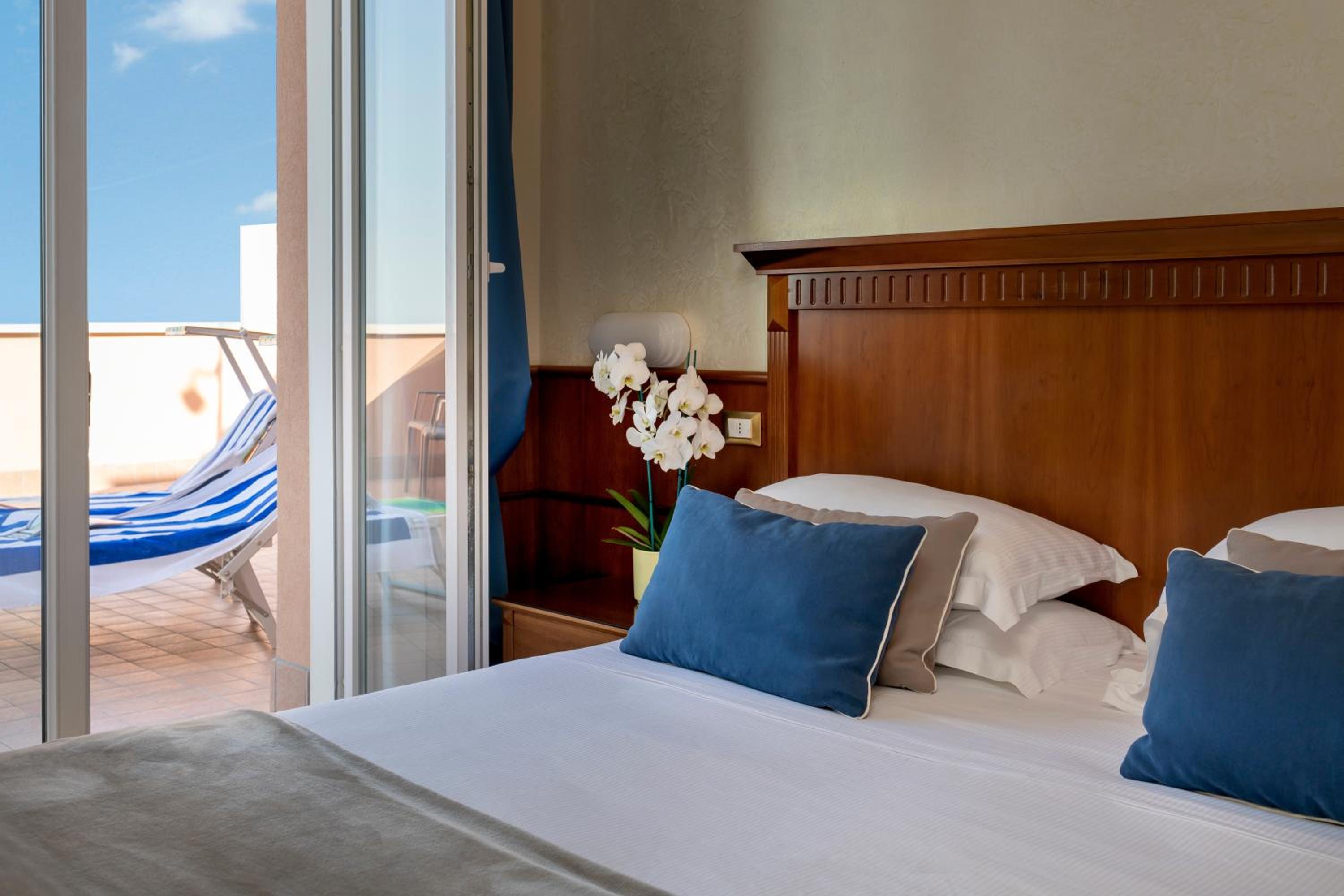 Double or Twin Room with Terrace - Photo 6