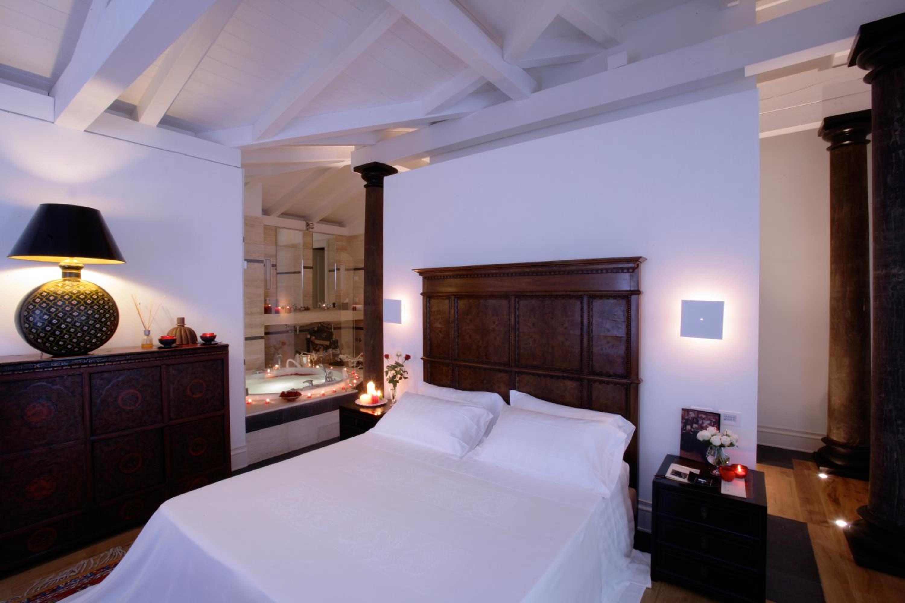 Queen Suite with Spa Bath - Photo 2
