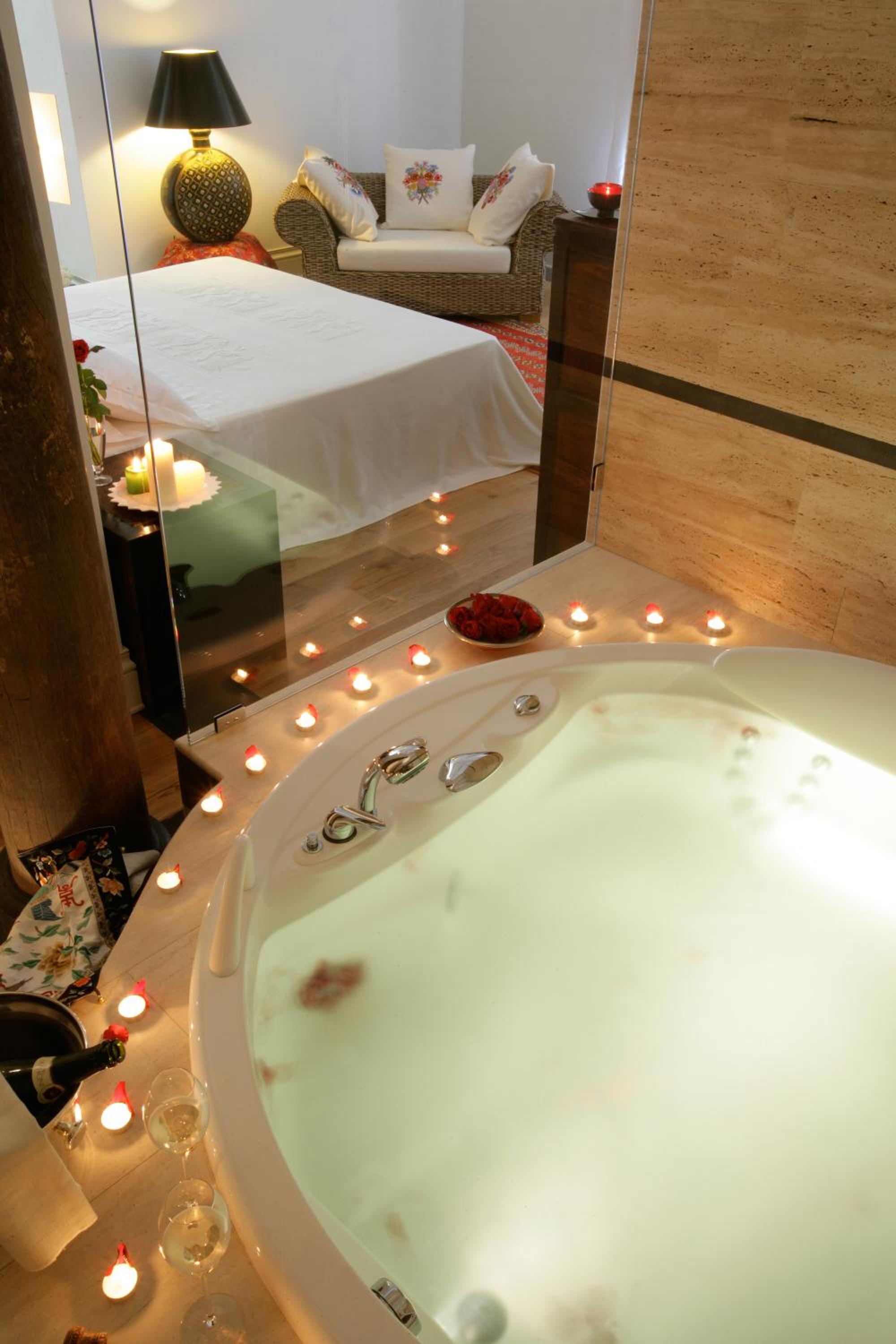 Queen Suite with Spa Bath - Photo 3